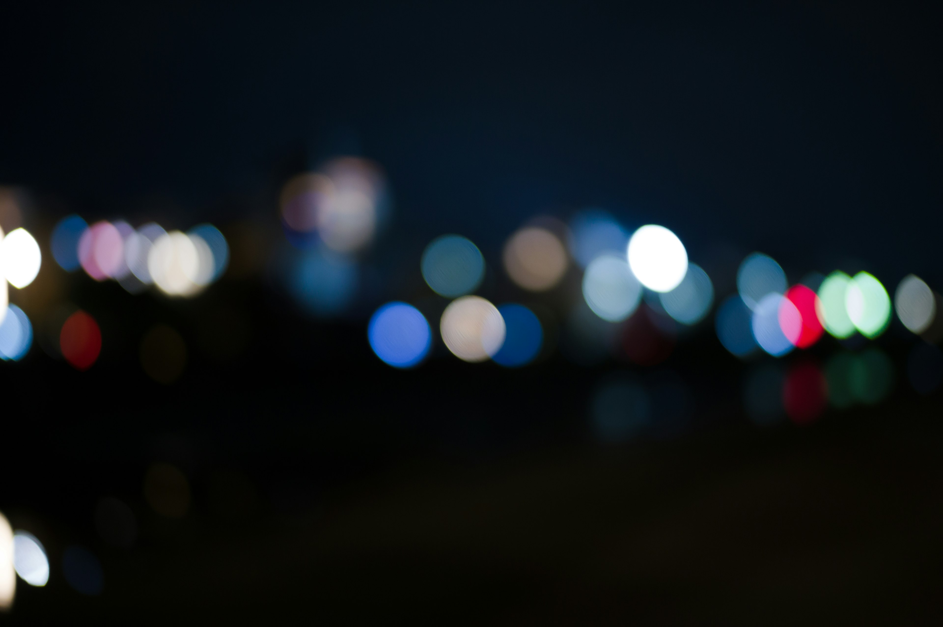 Lumières de la ville floues la nuit créant un effet bokeh coloré