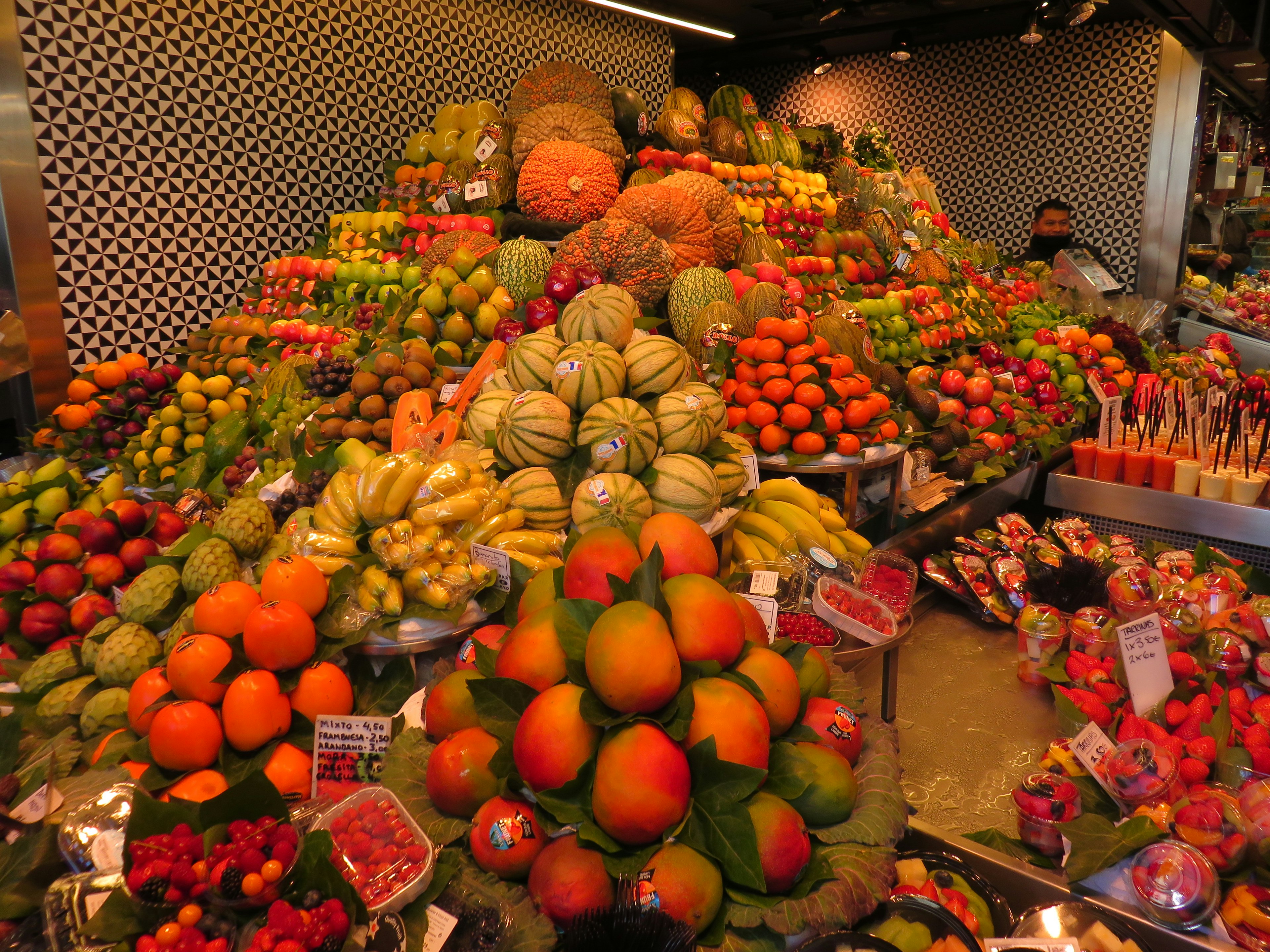 Pameran buah beragam yang cerah di pasar