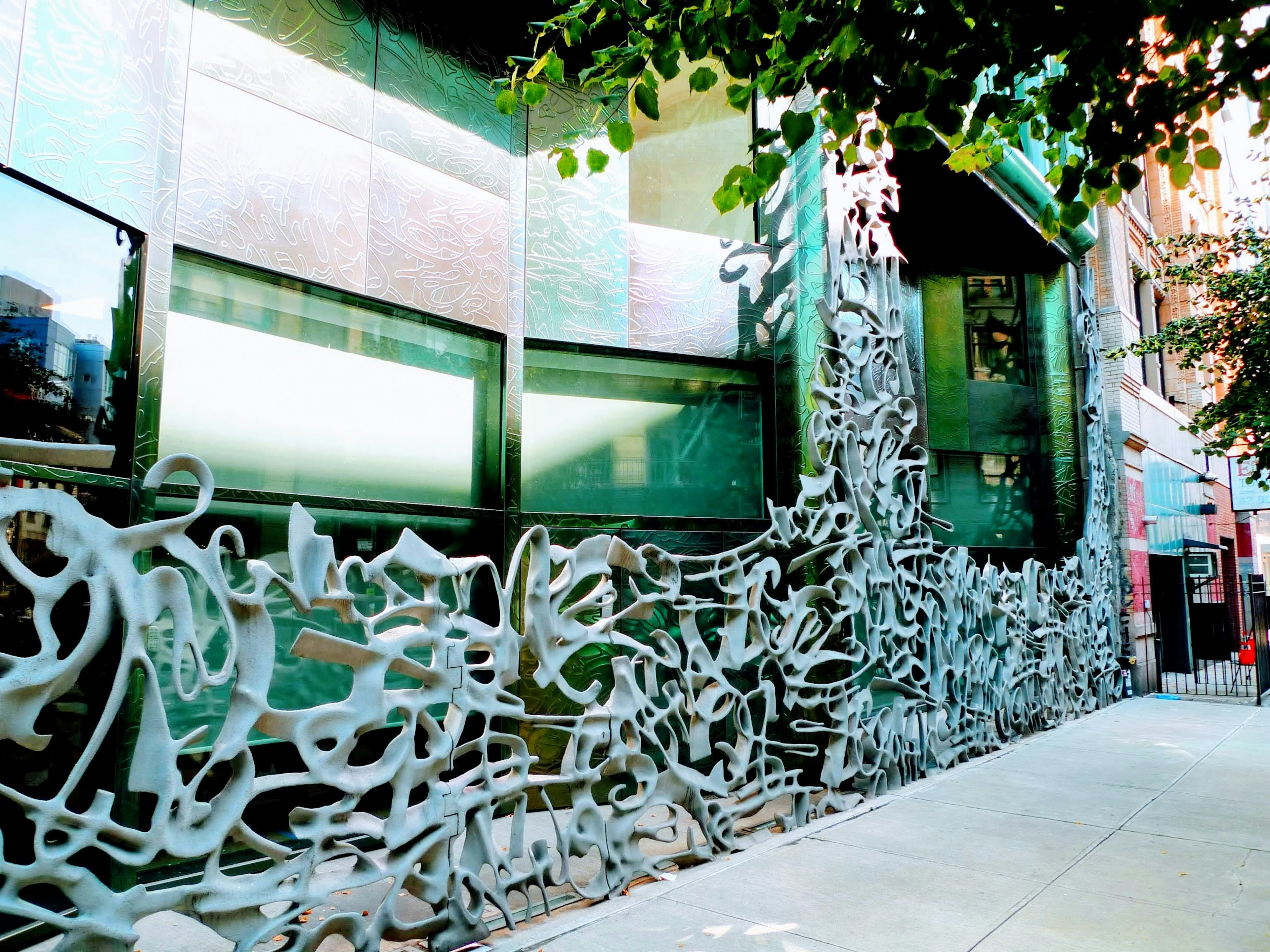 Façade de bâtiment unique avec des motifs abstraits entrelacés