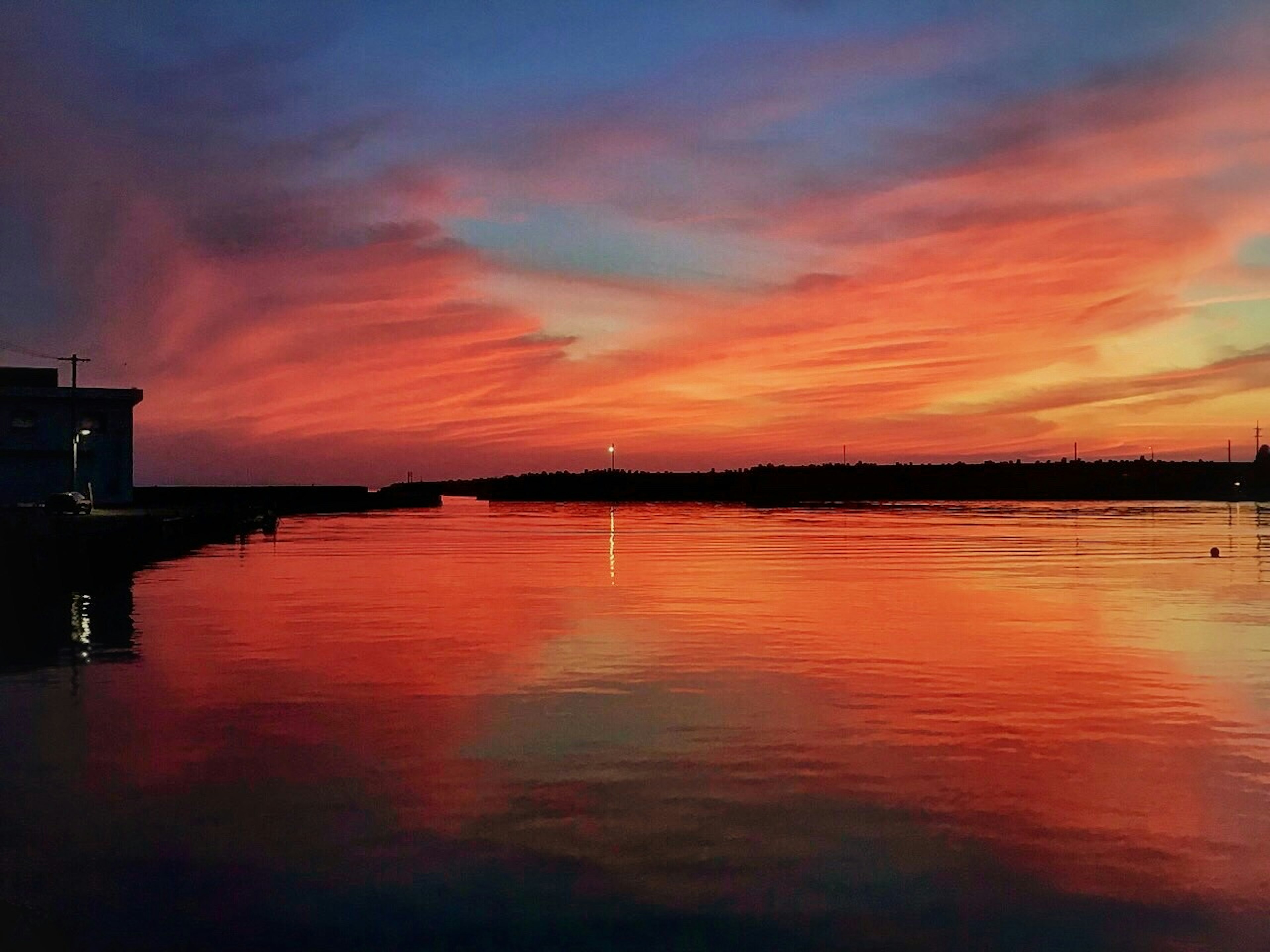 夕焼けの美しい反射が見える水面と色鮮やかな空