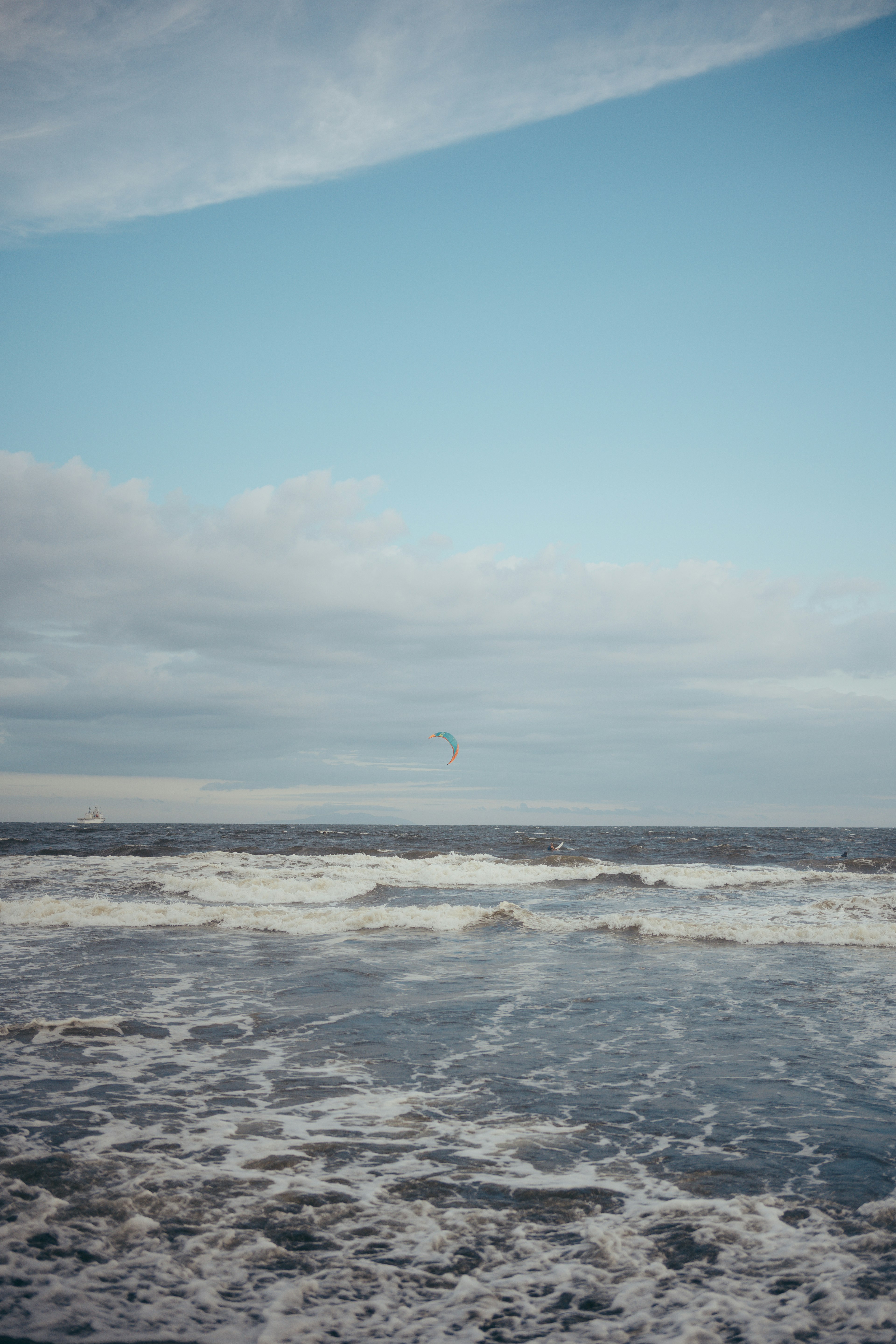 Mer calme avec ciel bleu et vagues s'écrasant sur le rivage