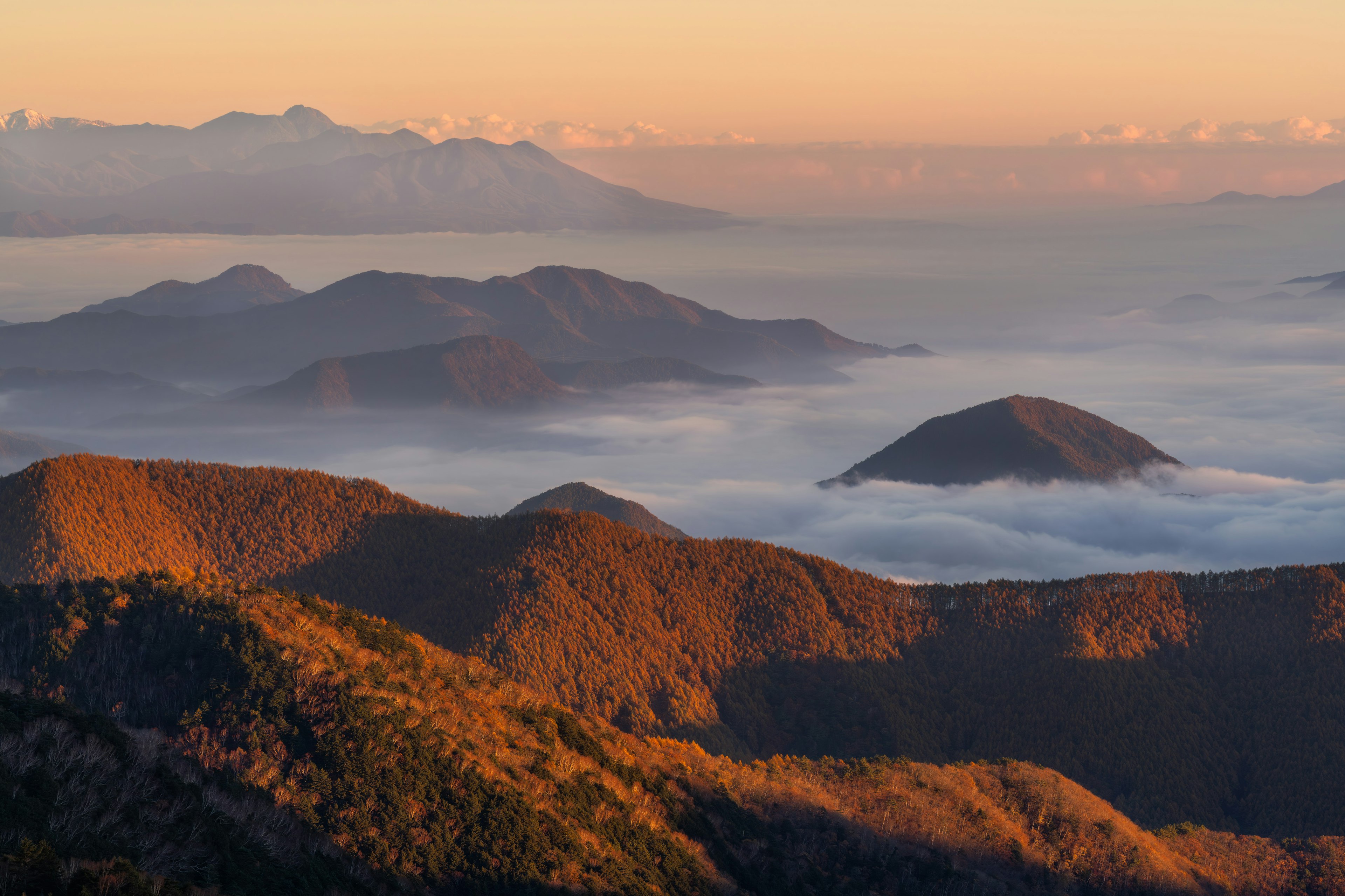 Bellissimo paesaggio al tramonto con montagne e nebbia