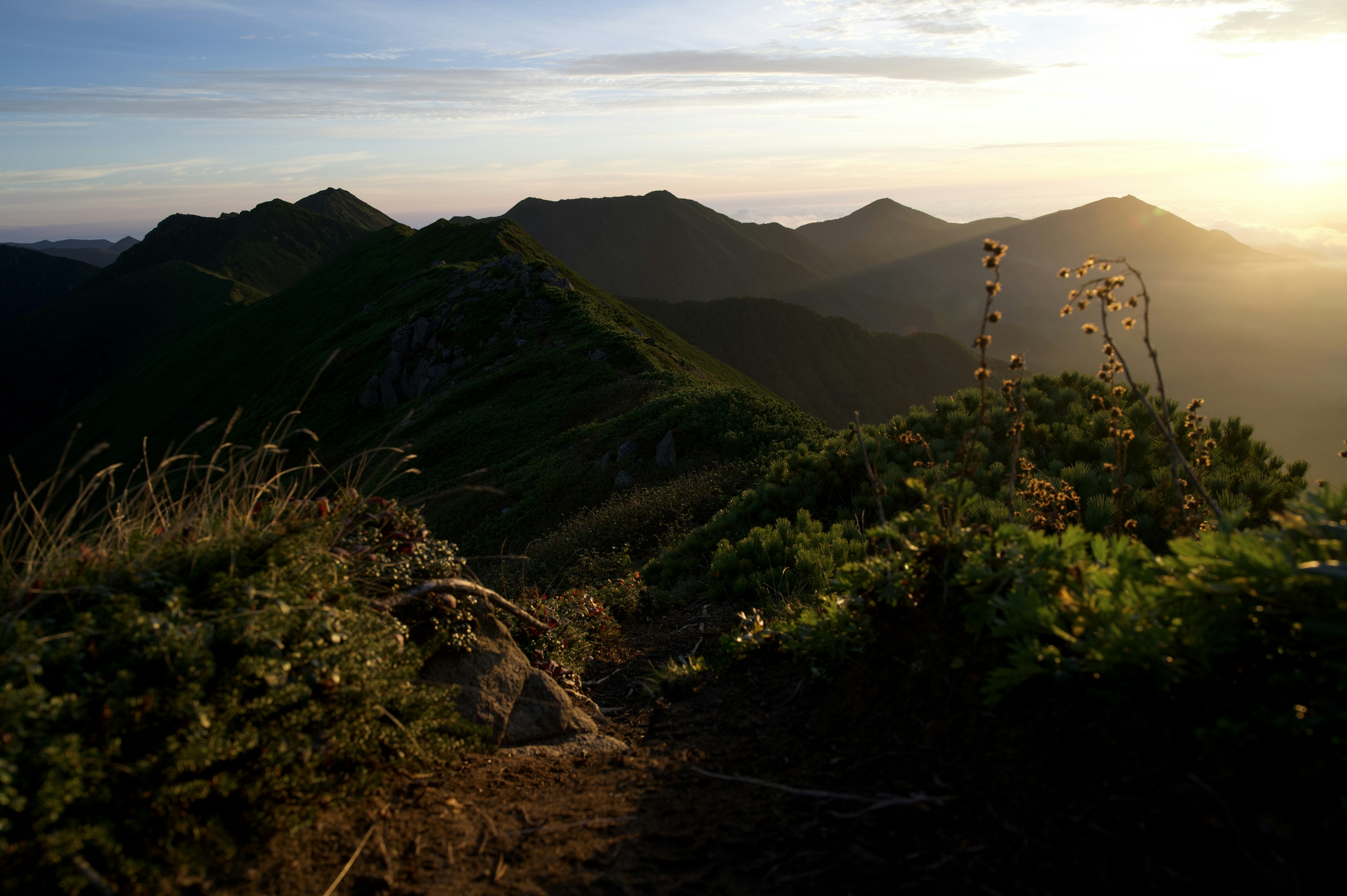 Vista escénica de montañas con luz de atardecer