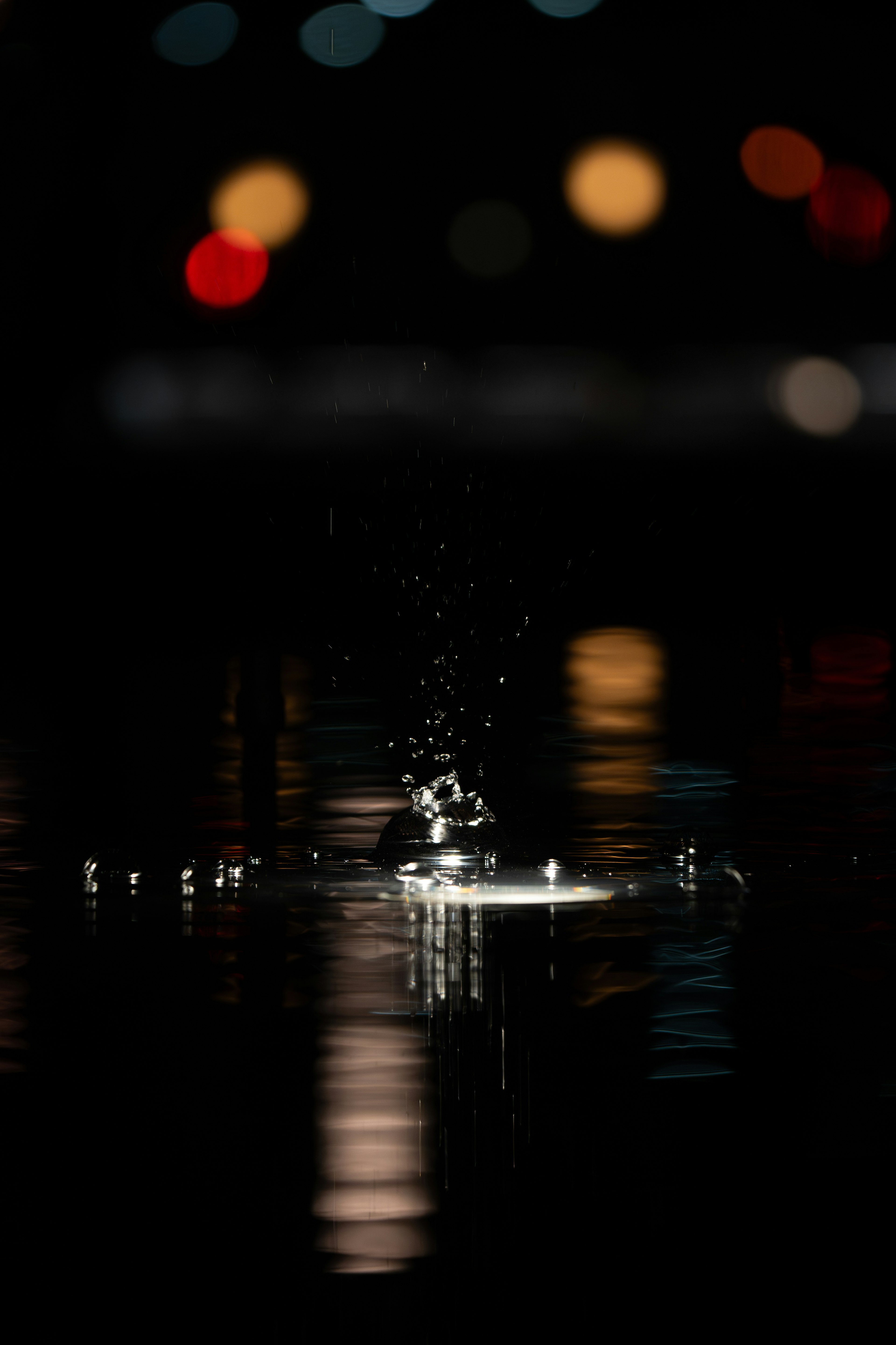 Ein Moment, der den Aufprall und die Spritzer eines Tropfens auf der Wasseroberfläche festhält