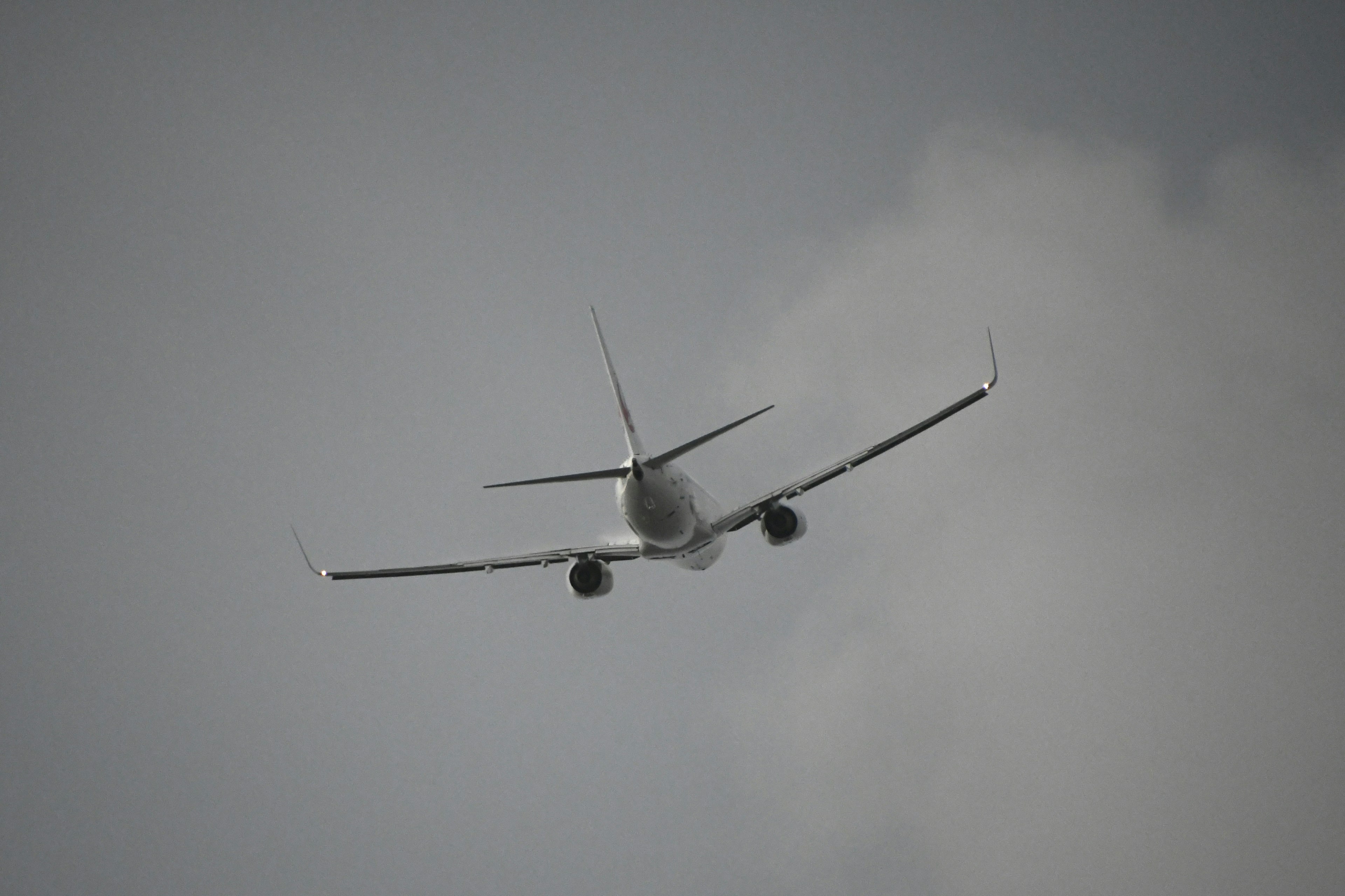 Pesawat terbang mundur di langit mendung