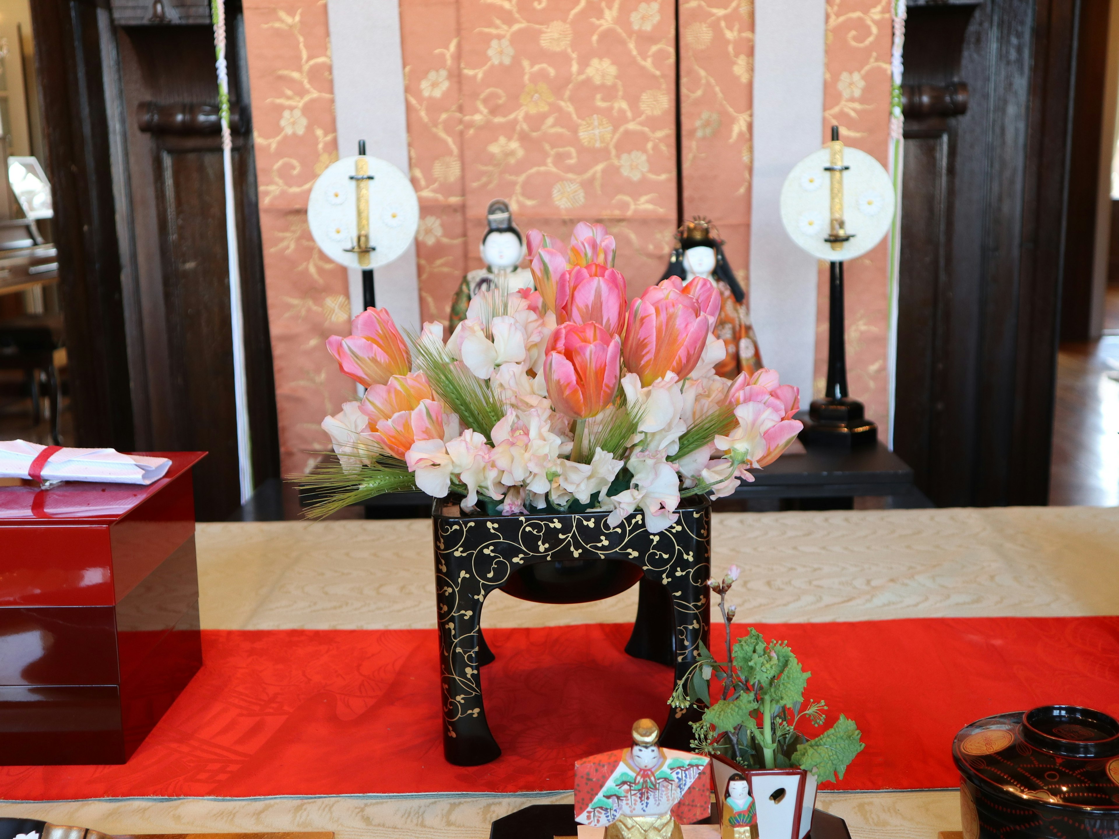 Interior japonés tradicional con un vibrante arreglo floral