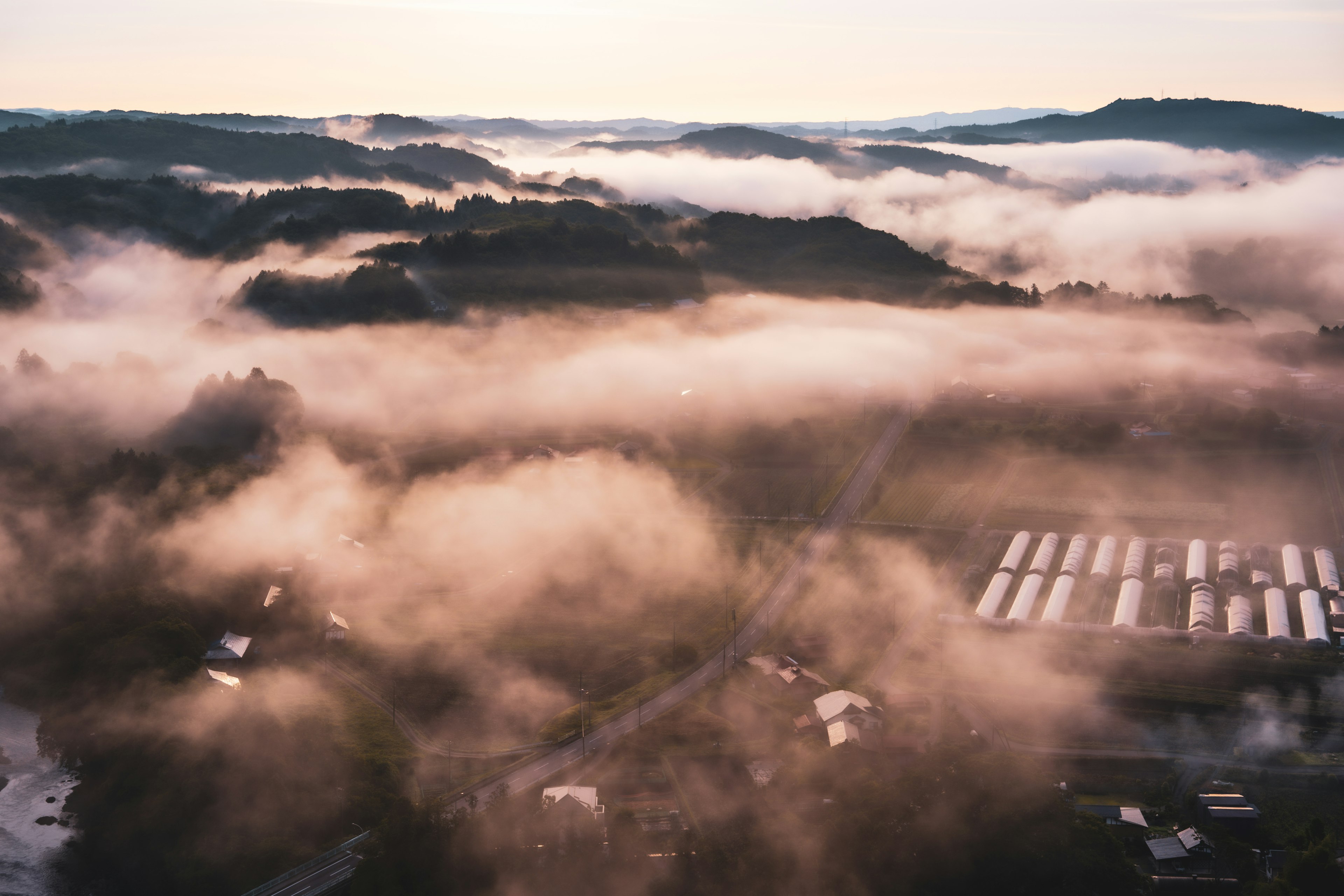 Vue aérienne d'une ferme enveloppée de brouillard