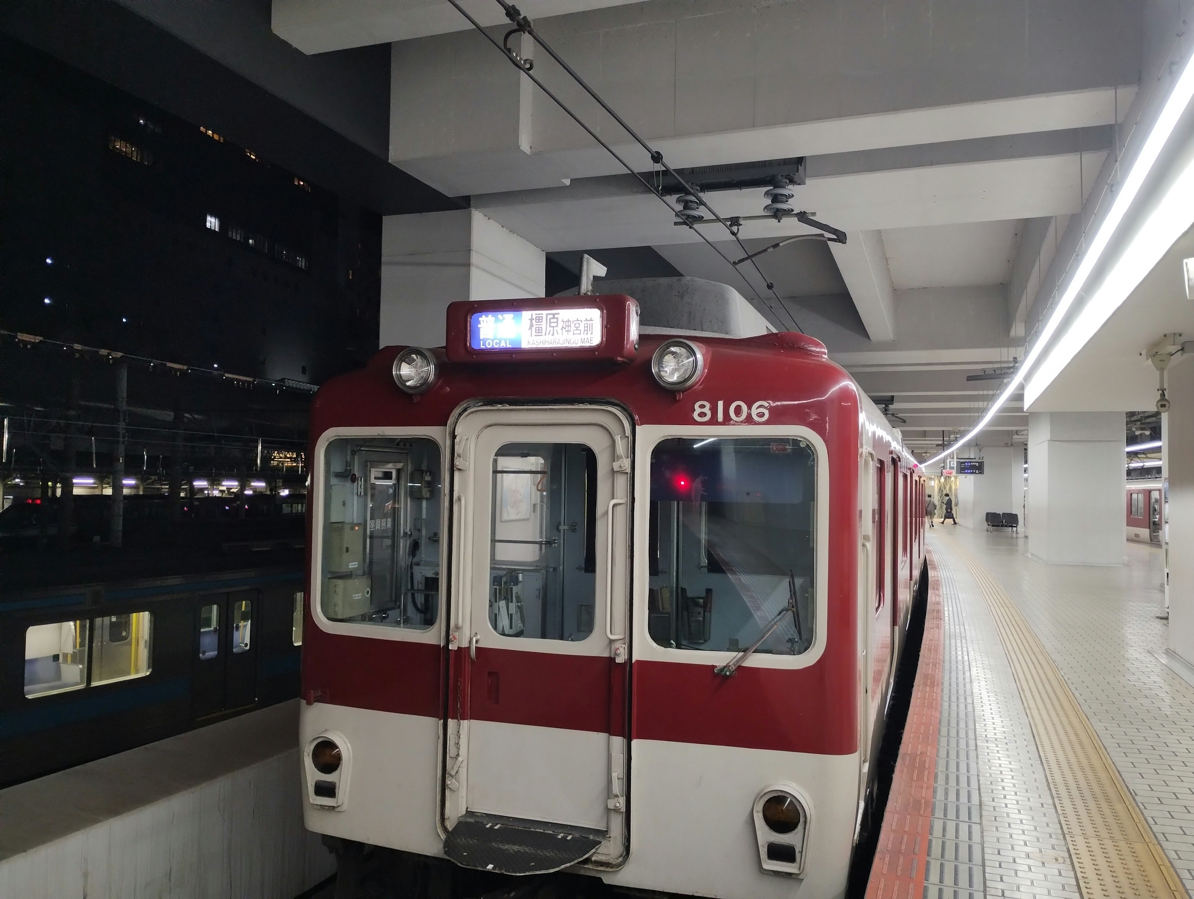 Kereta merah berhenti di platform stasiun