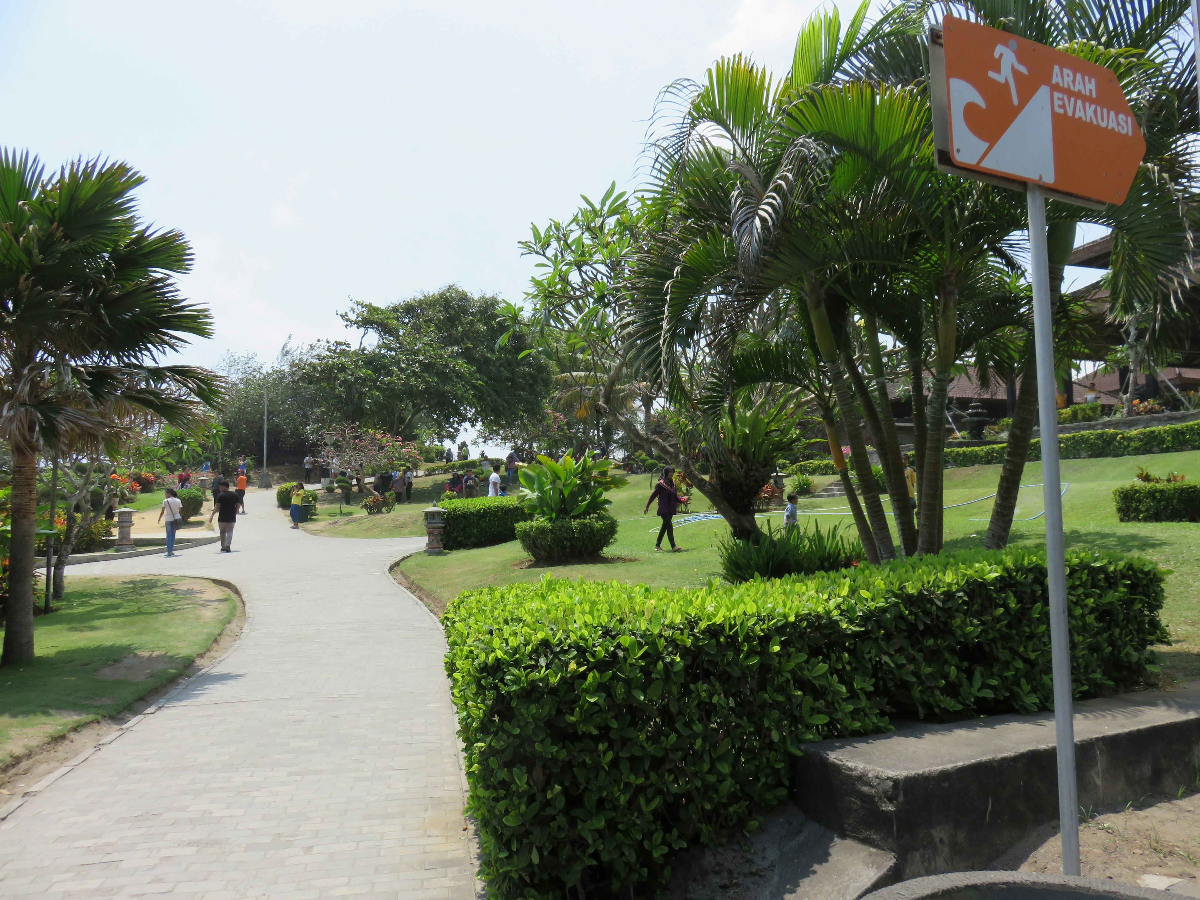 郁郁蔥蔥的公園場景，步道和綠籬，人們享受戶外活動