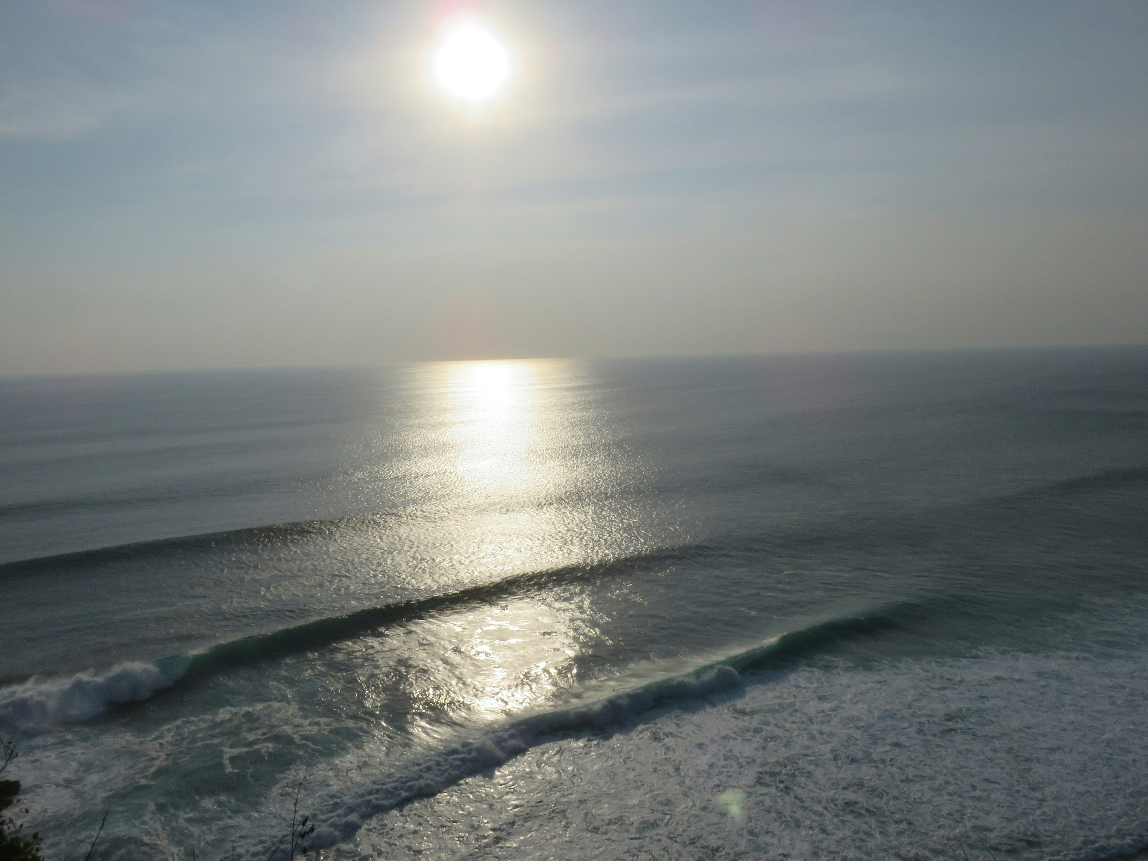 海の波と太陽の反射が美しい風景