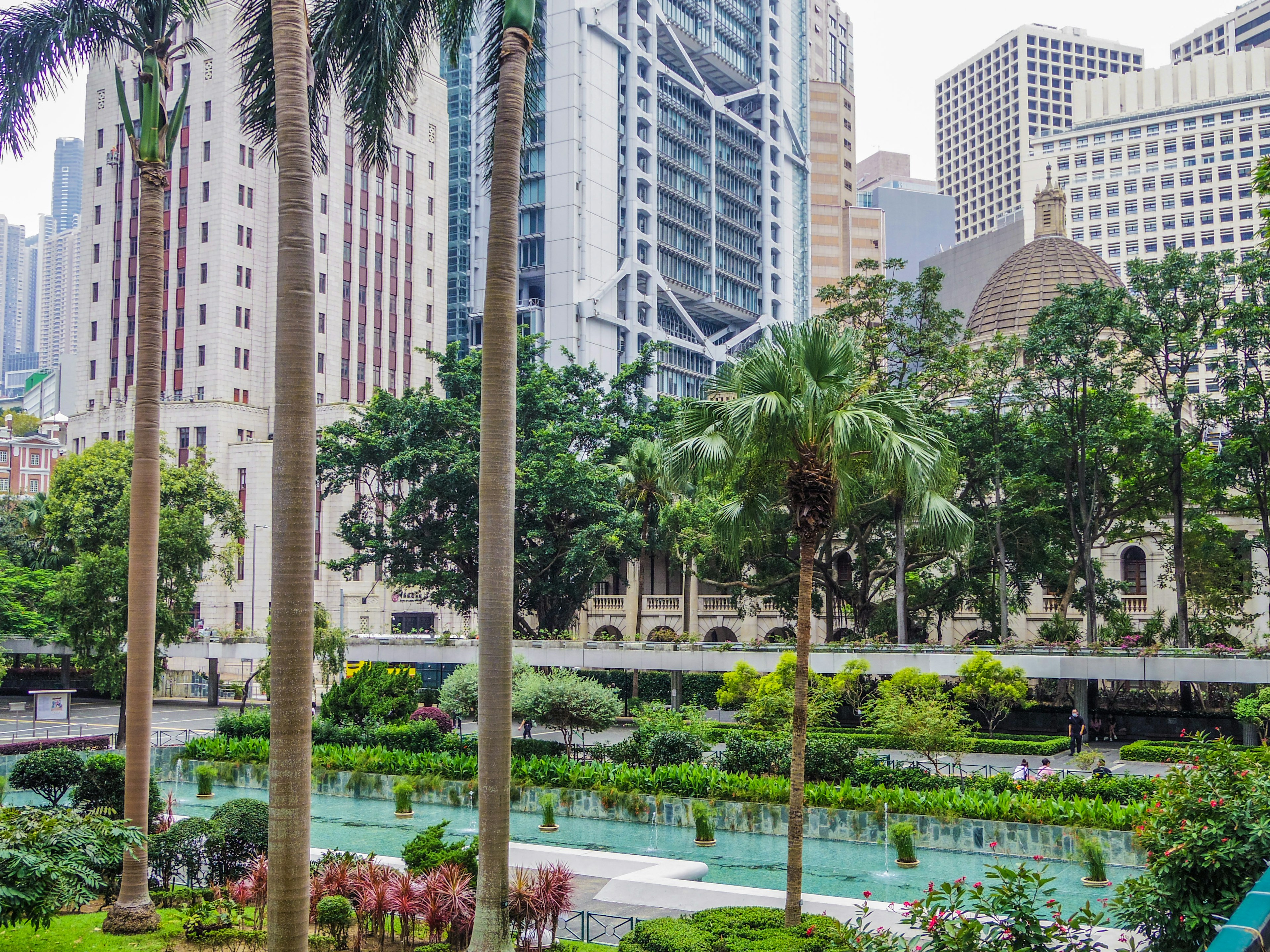 Paesaggio urbano con grattacieli e giardini lussureggianti