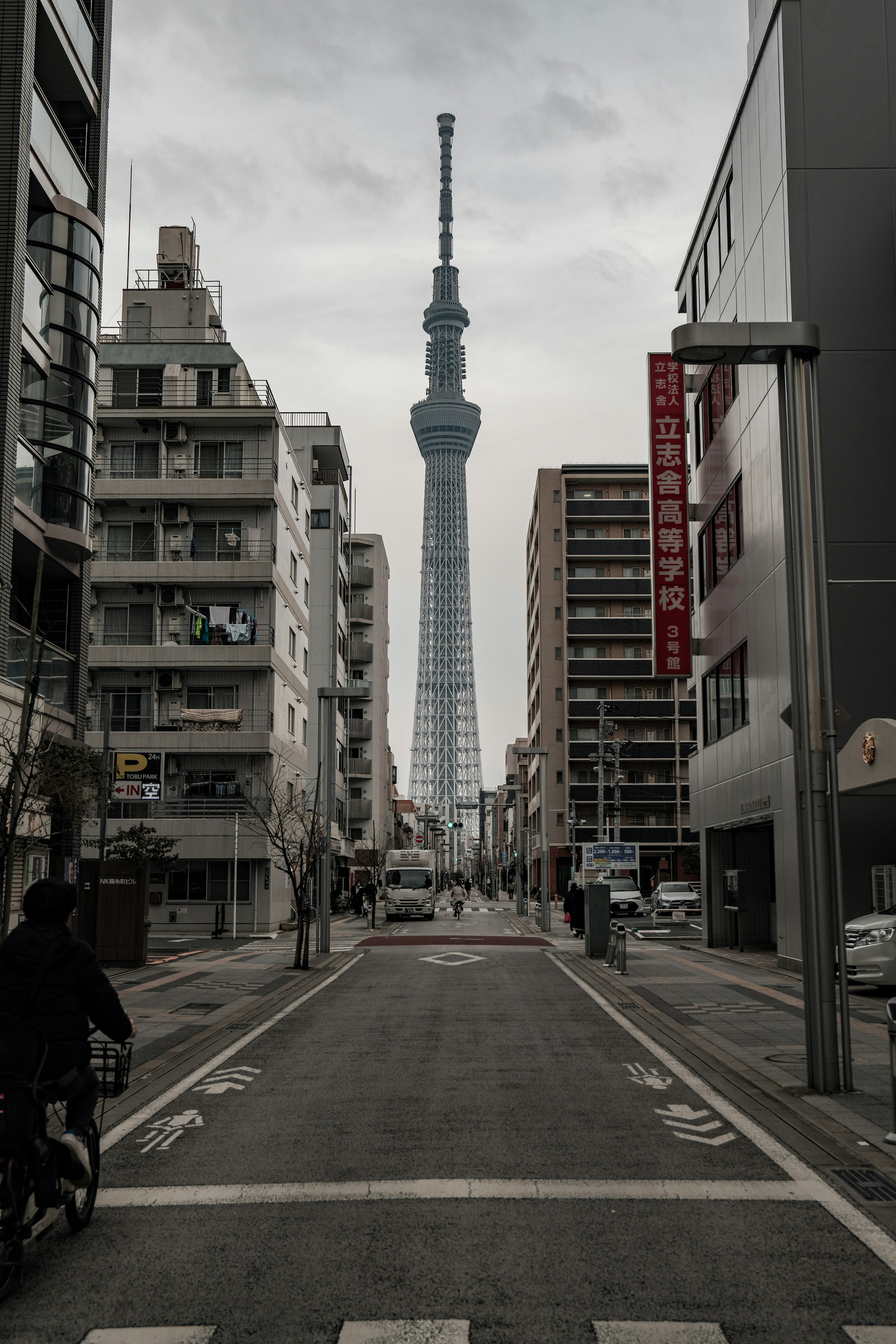 Vista de la Tokyo Skytree entre edificios urbanos