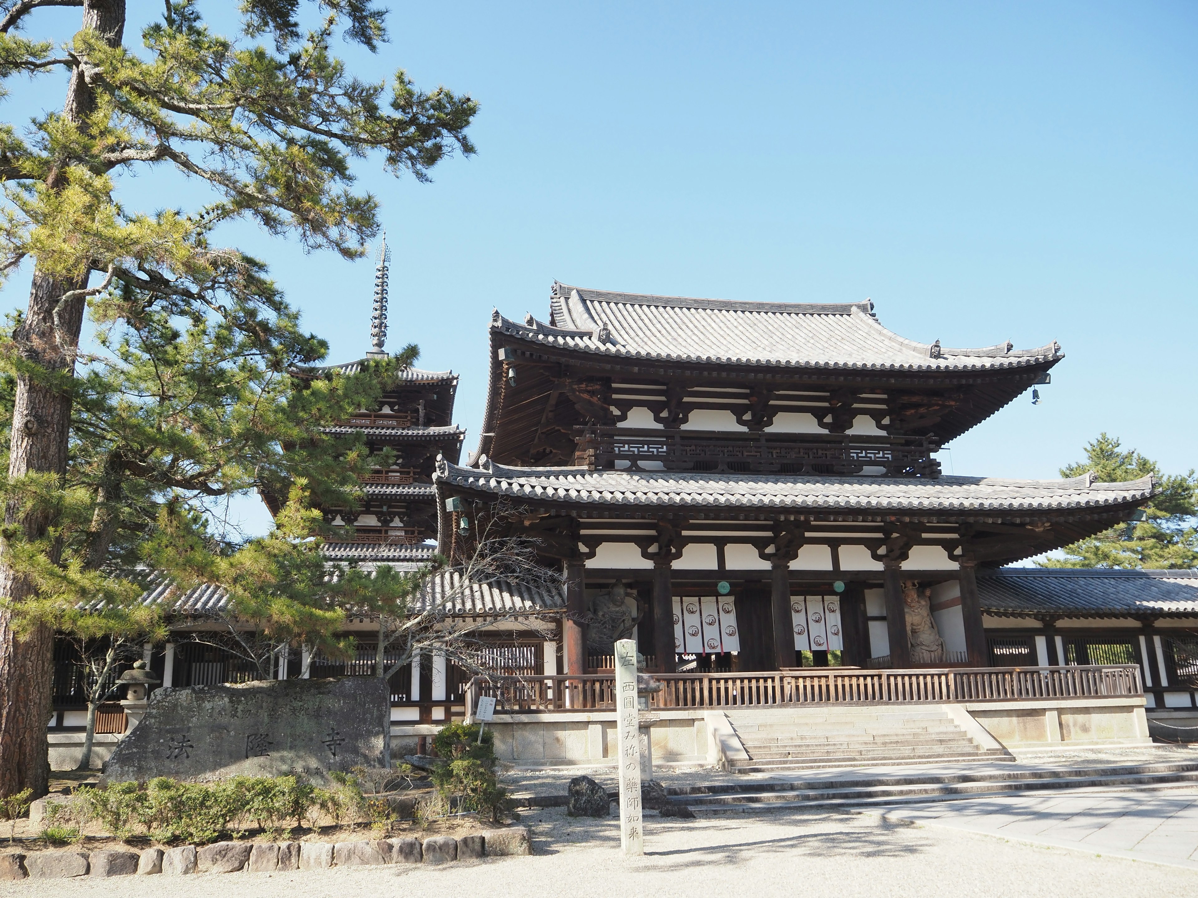 Bâtiment de temple japonais traditionnel avec des arbres environnants