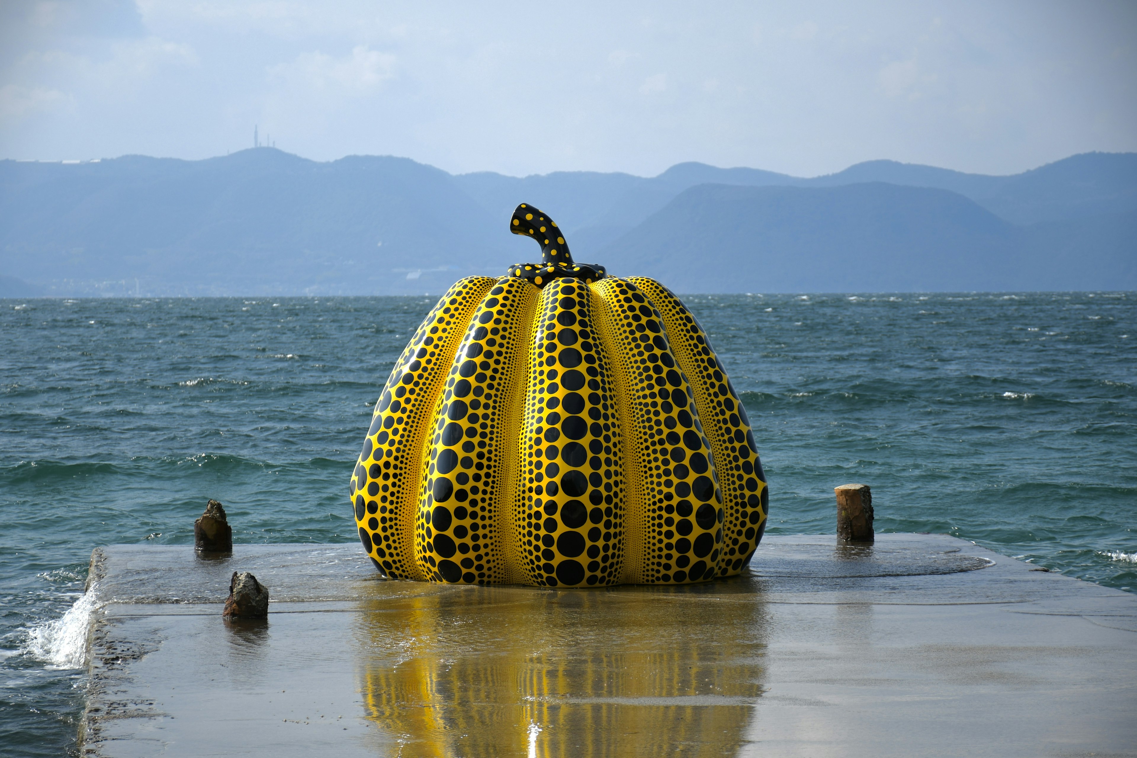 Gelbe Kürbis-Skulptur nahe dem Meer