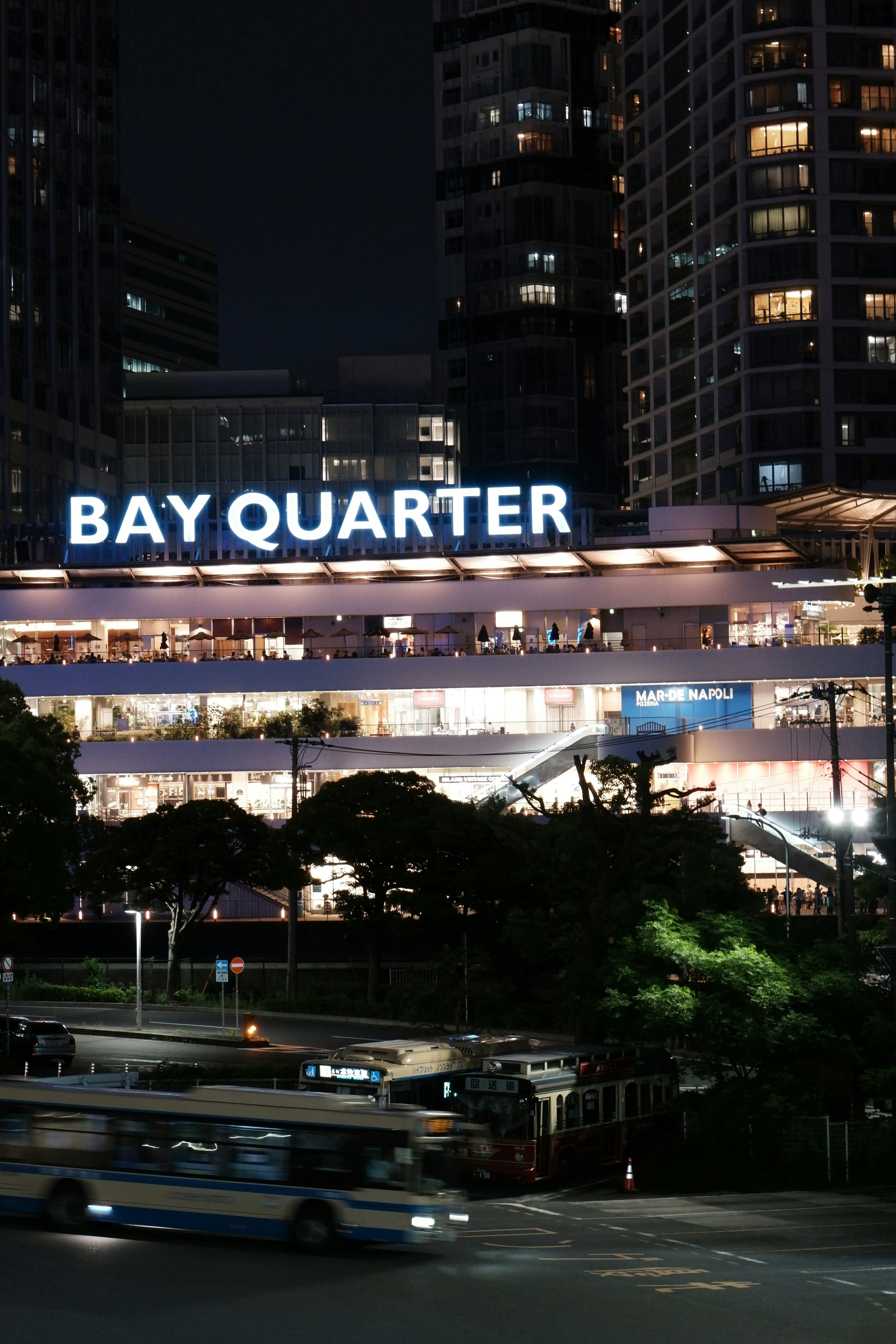 Insegna luminosa di Bay Quarter in un paesaggio urbano notturno