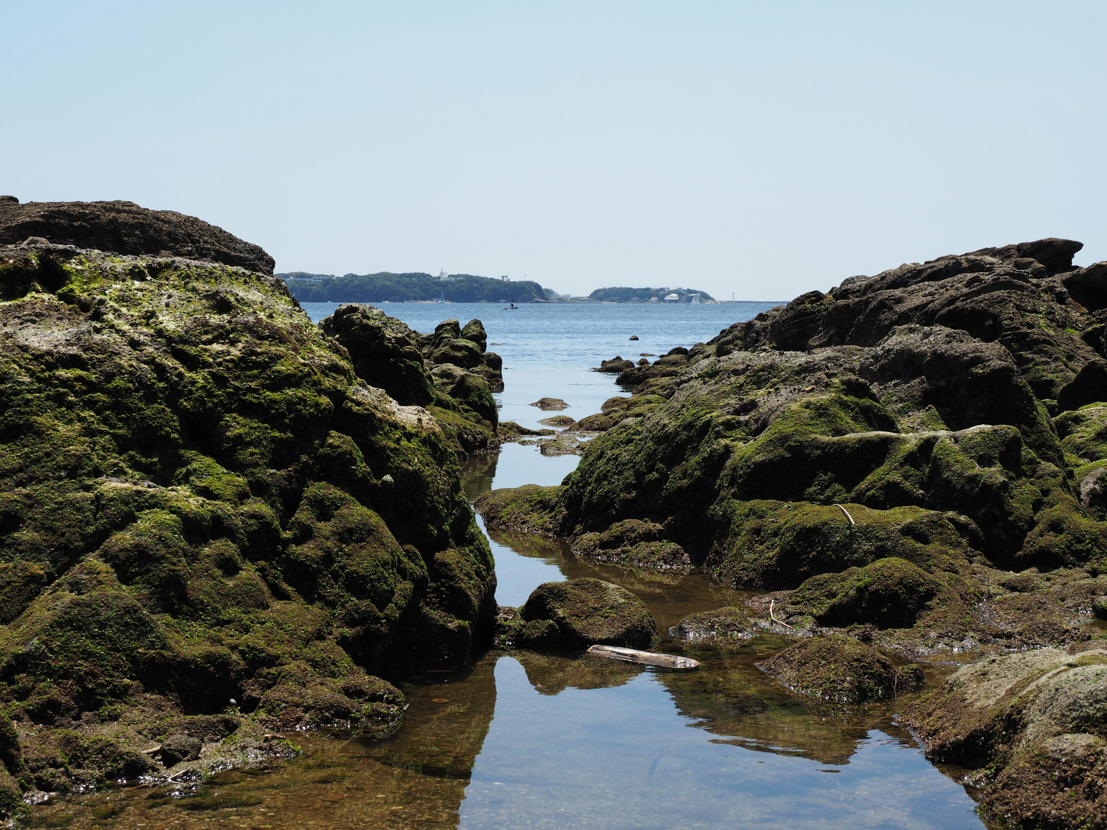 岩石海岸的风景和宁静的水面