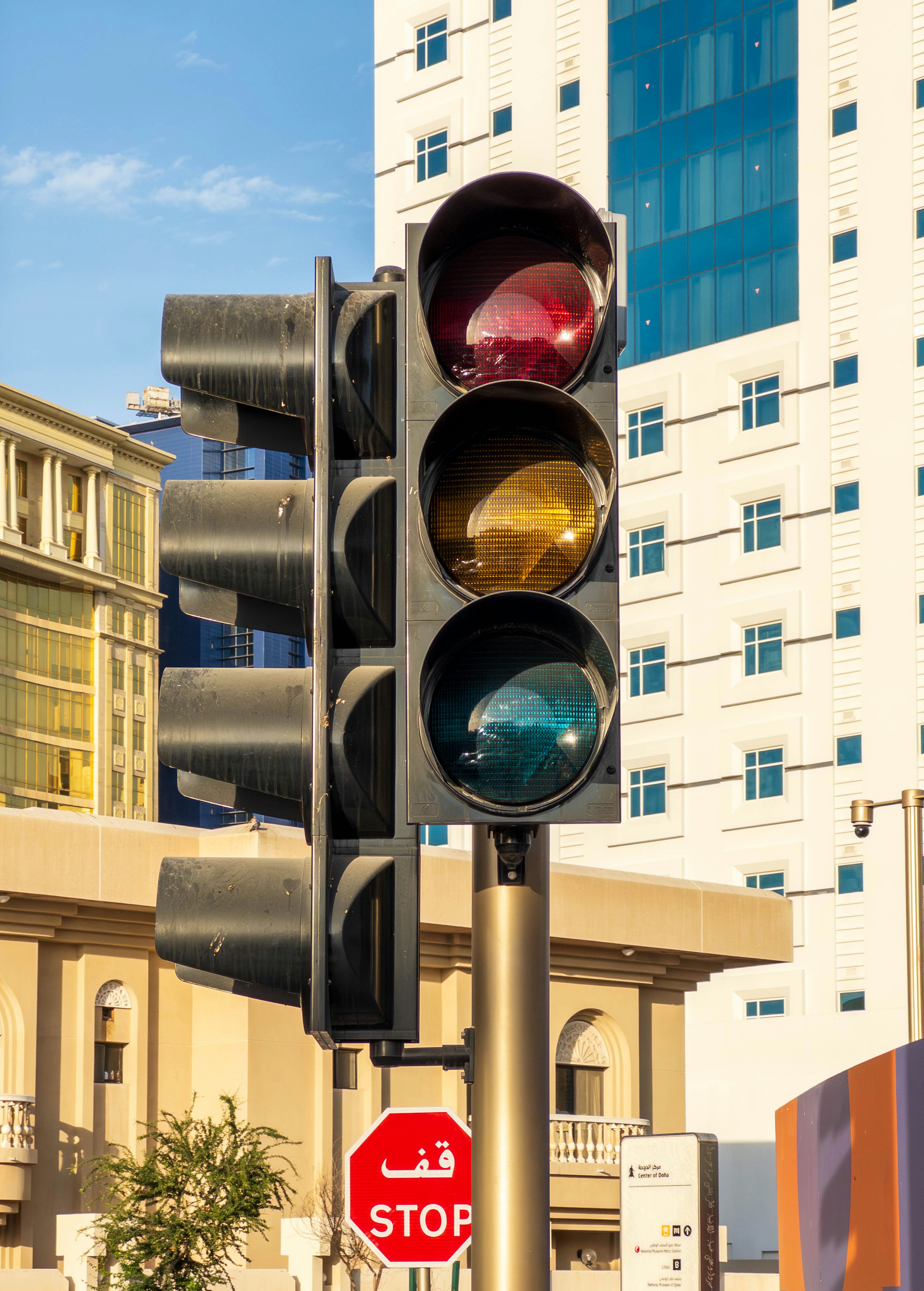 Ampel mit roten, gelben und grünen Signalen in einer städtischen Umgebung