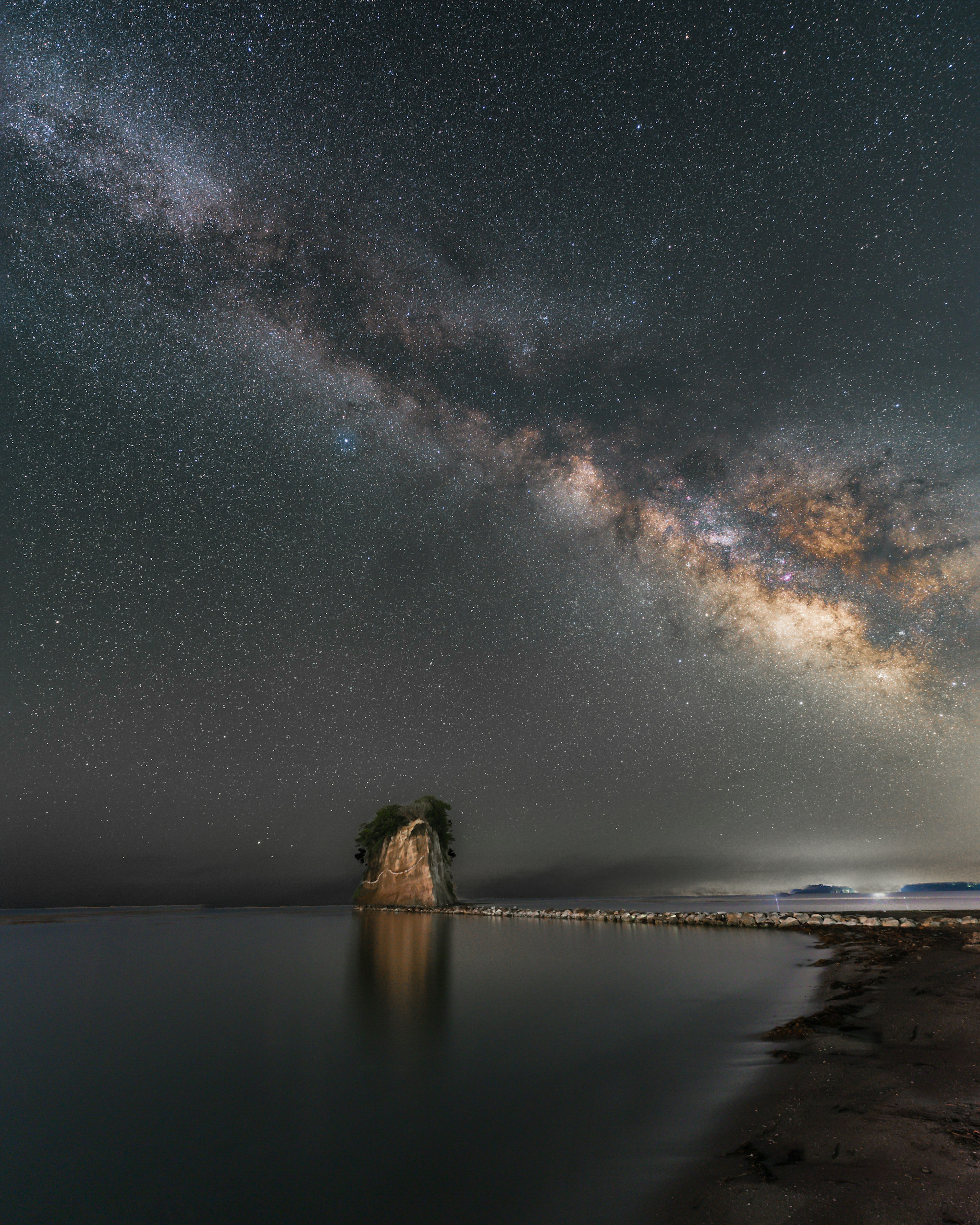 夜空中的银河与宁静的水面