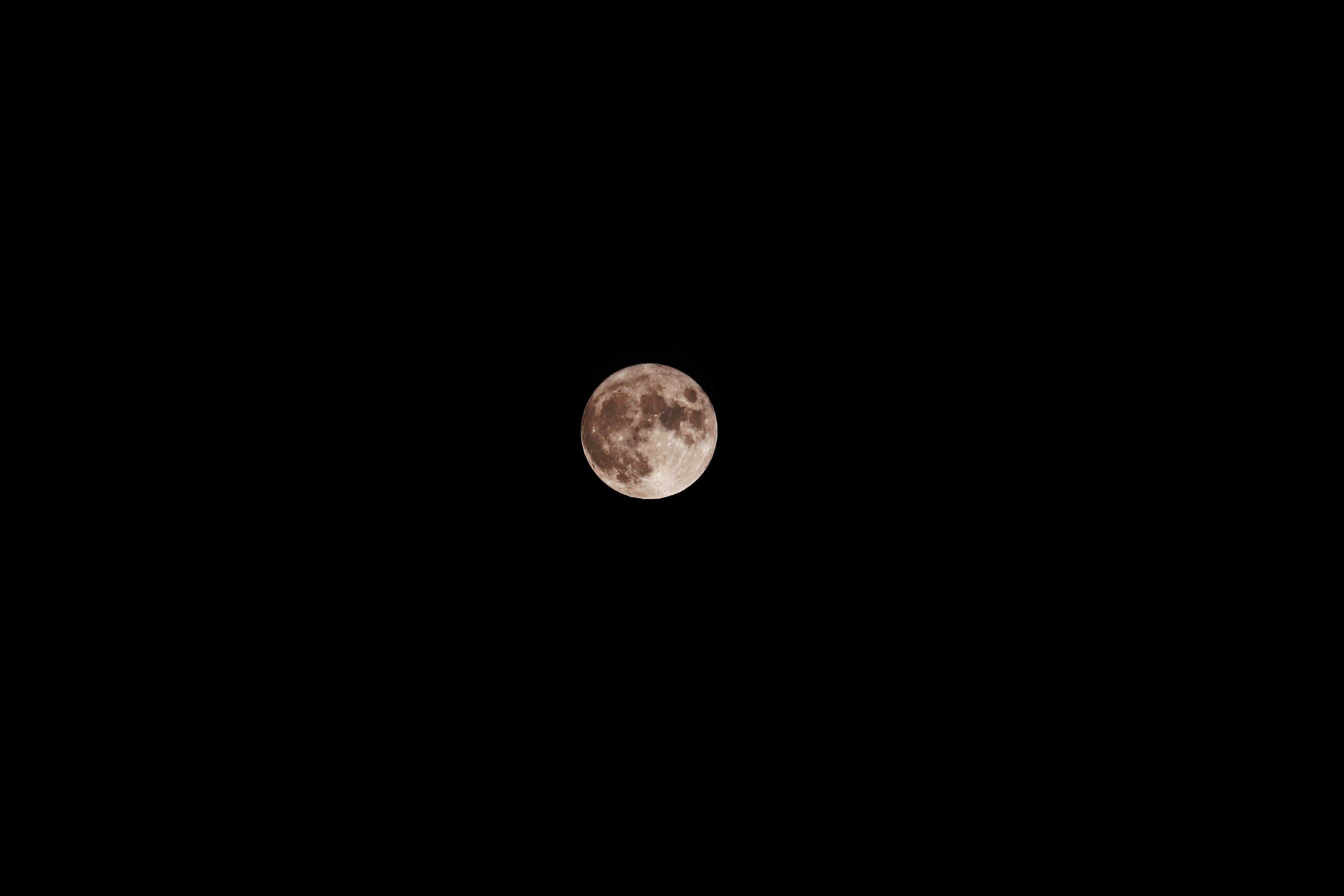 Ein schöner Vollmond mit komplexen Details vor einem dunklen Hintergrund