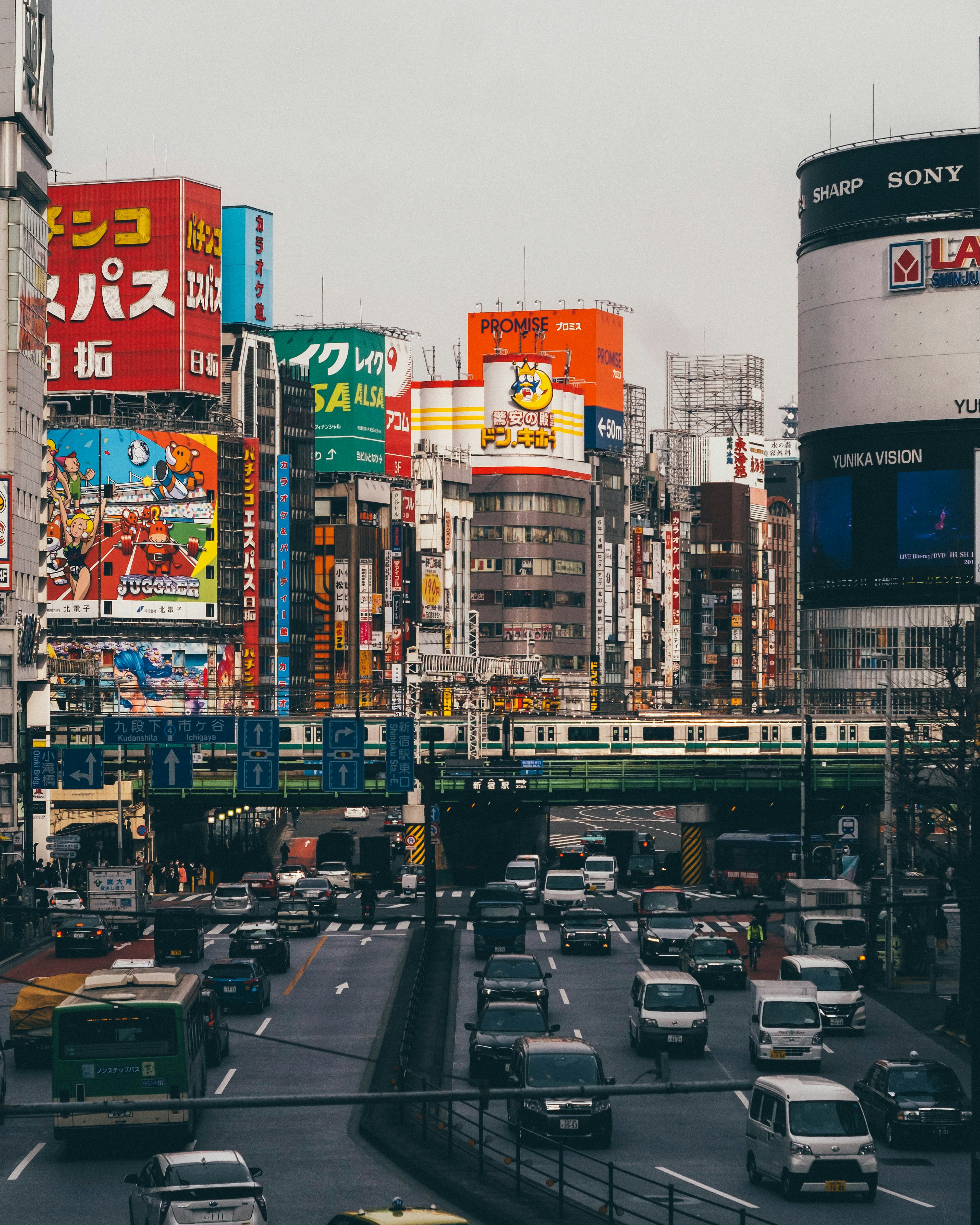 都市の風景に賑やかな看板と交通がある