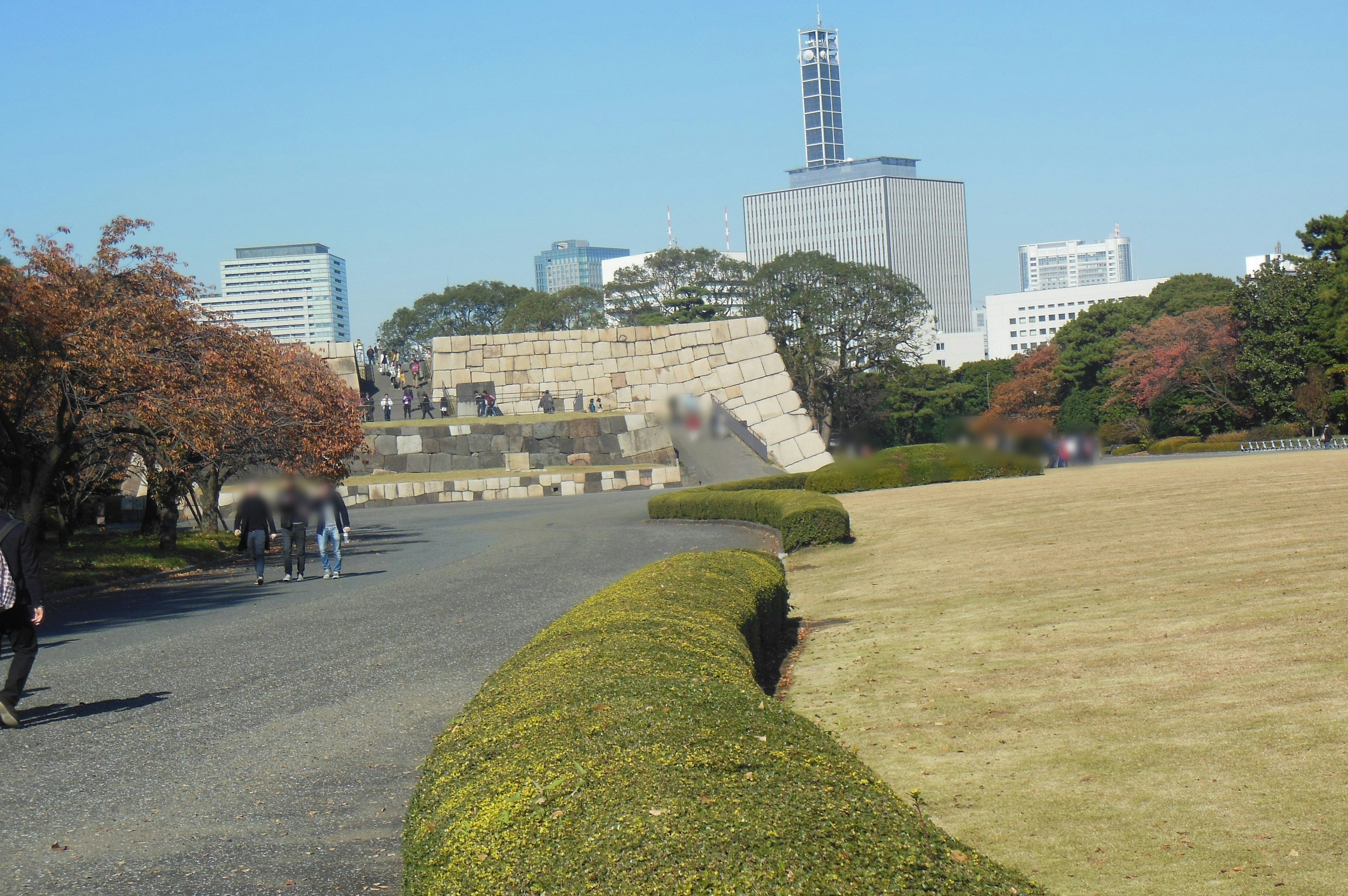 Struktur batu di taman Tokyo dikelilingi oleh pemandangan hijau