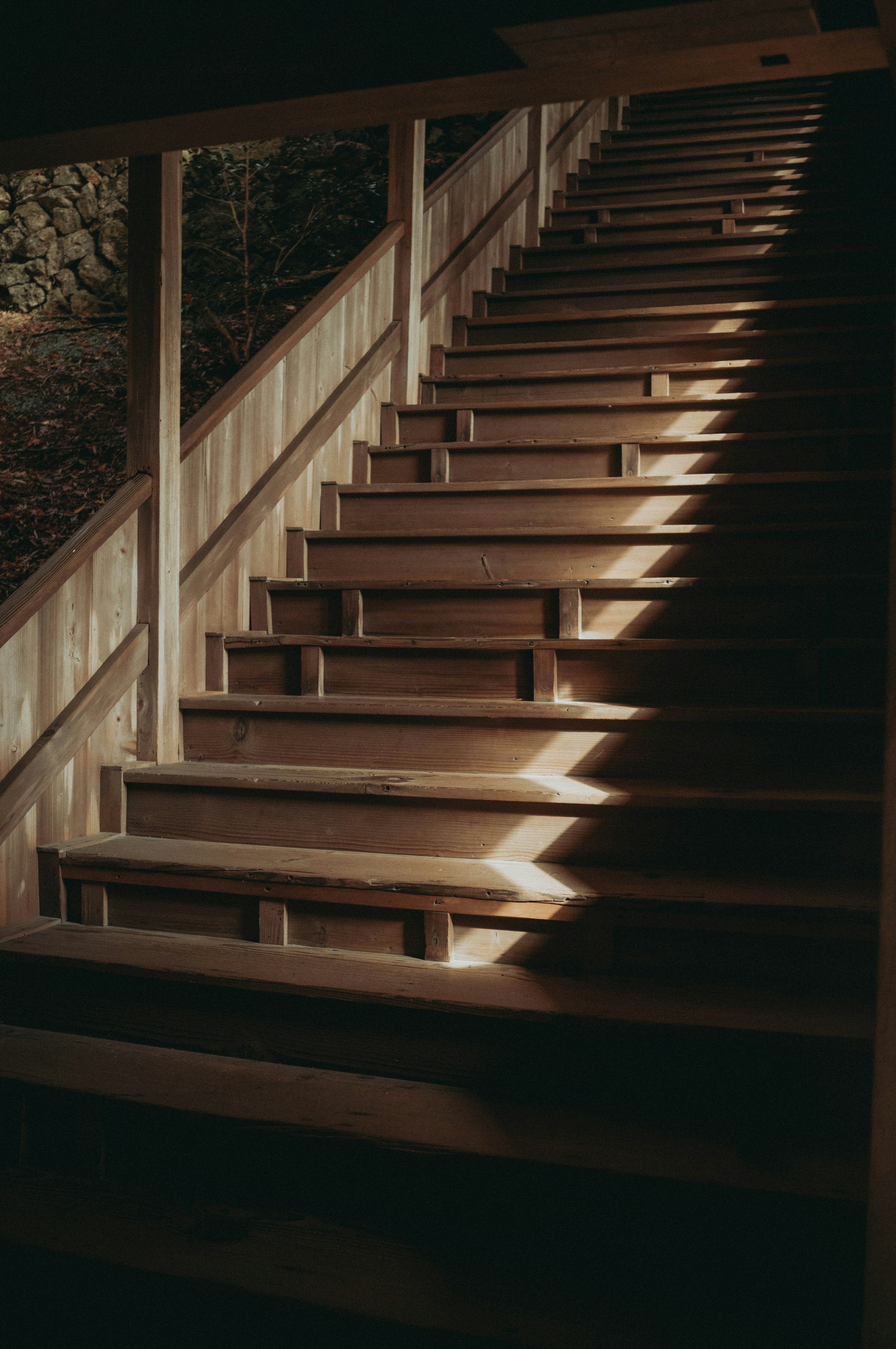 Scala in legno con bellissimi contrasti di luce e ombra