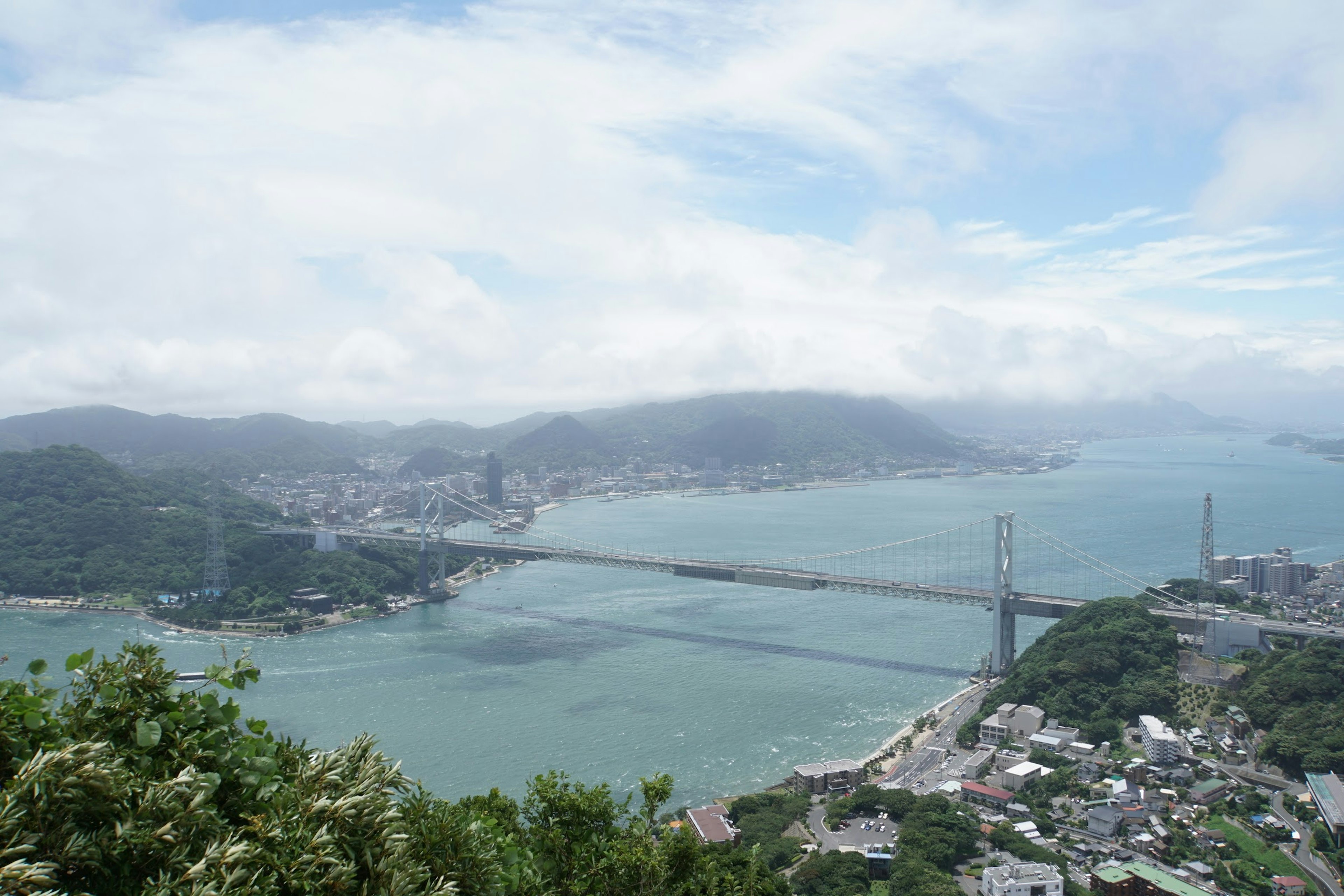 青い海と橋が見える山の頂上からの風景