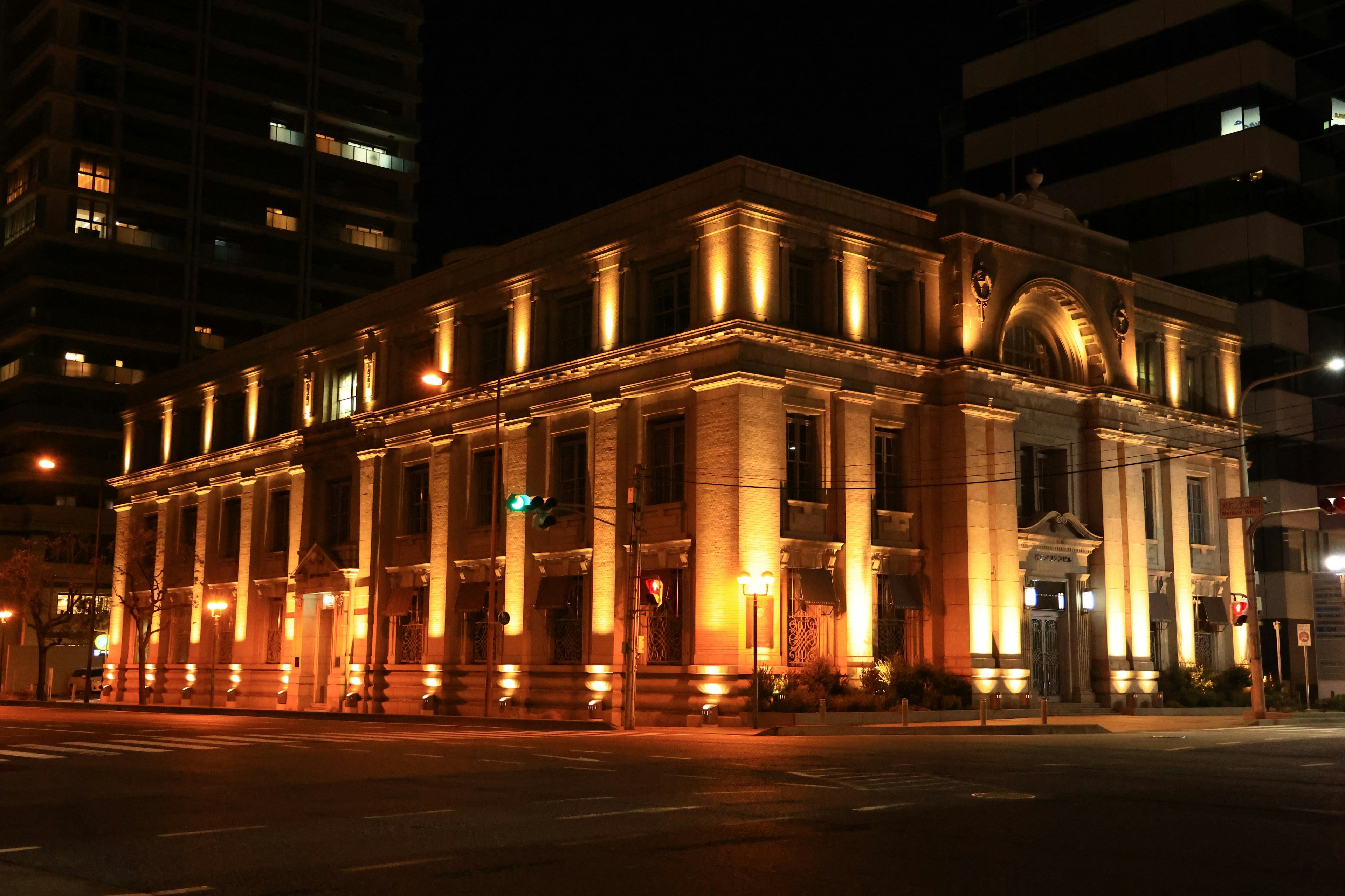 Edificio histórico iluminado por la noche en una esquina de la ciudad