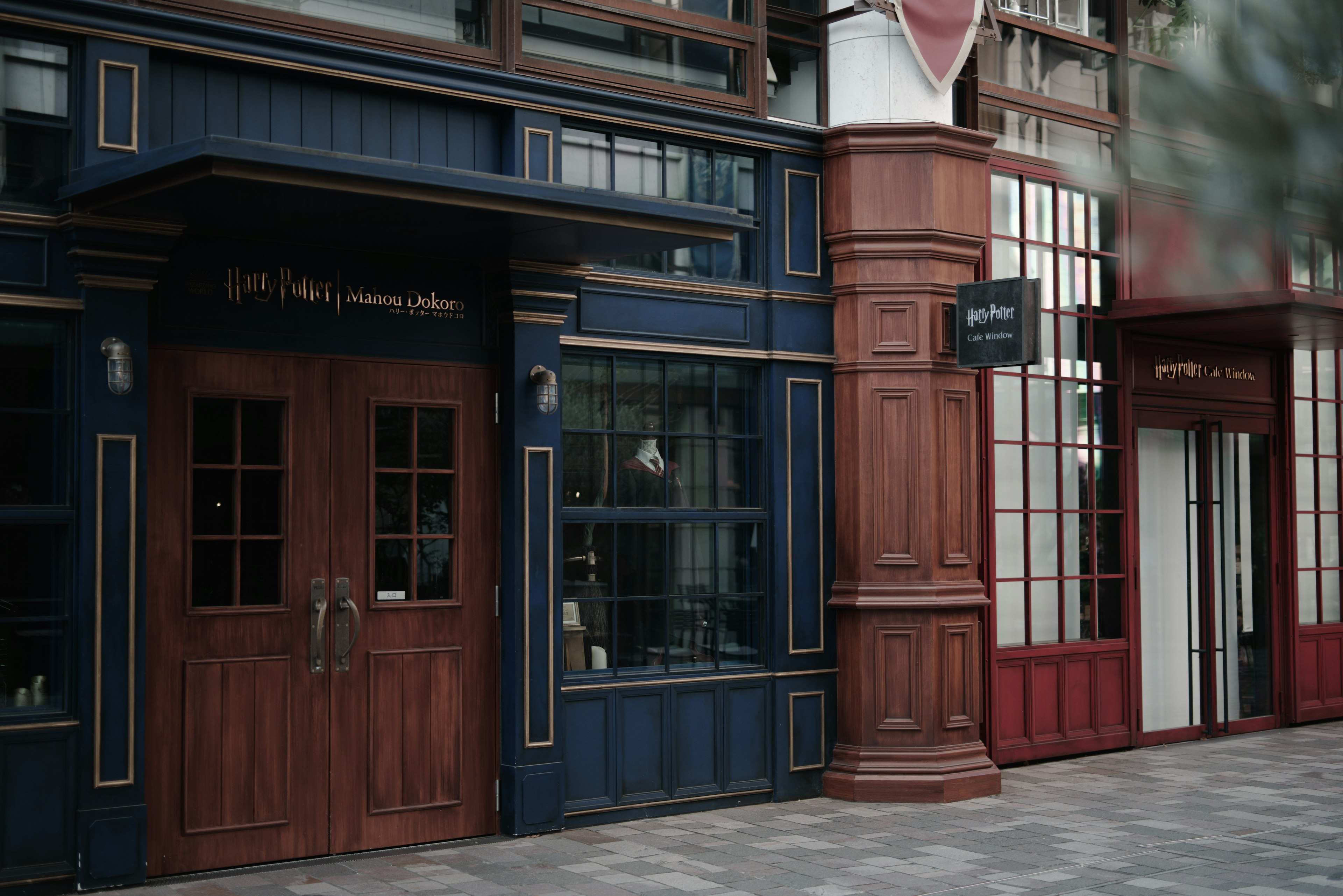 Extérieur de café avec portes en bois et façade bleue