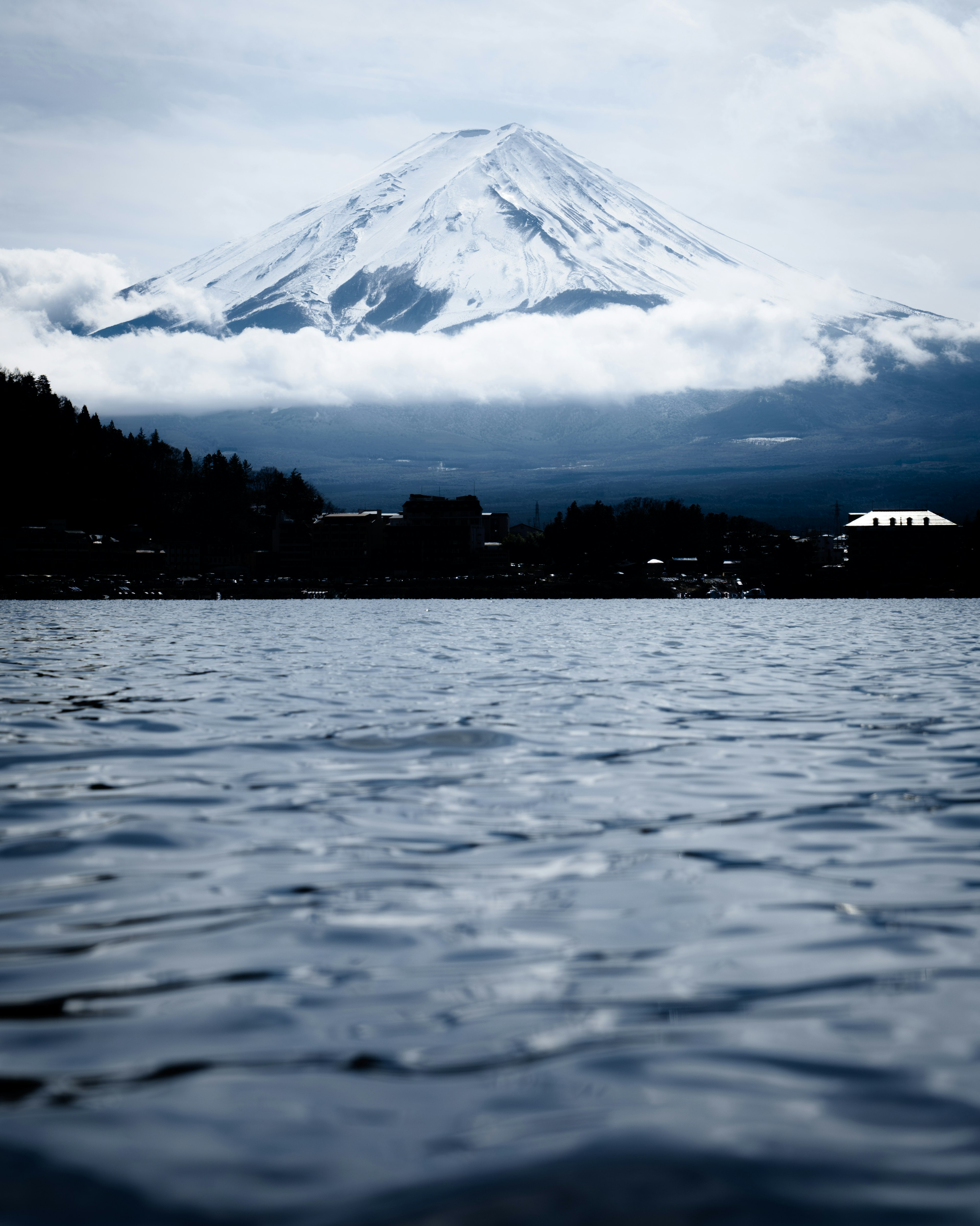 美しい富士山が雲に覆われた景色が湖の水面に映る