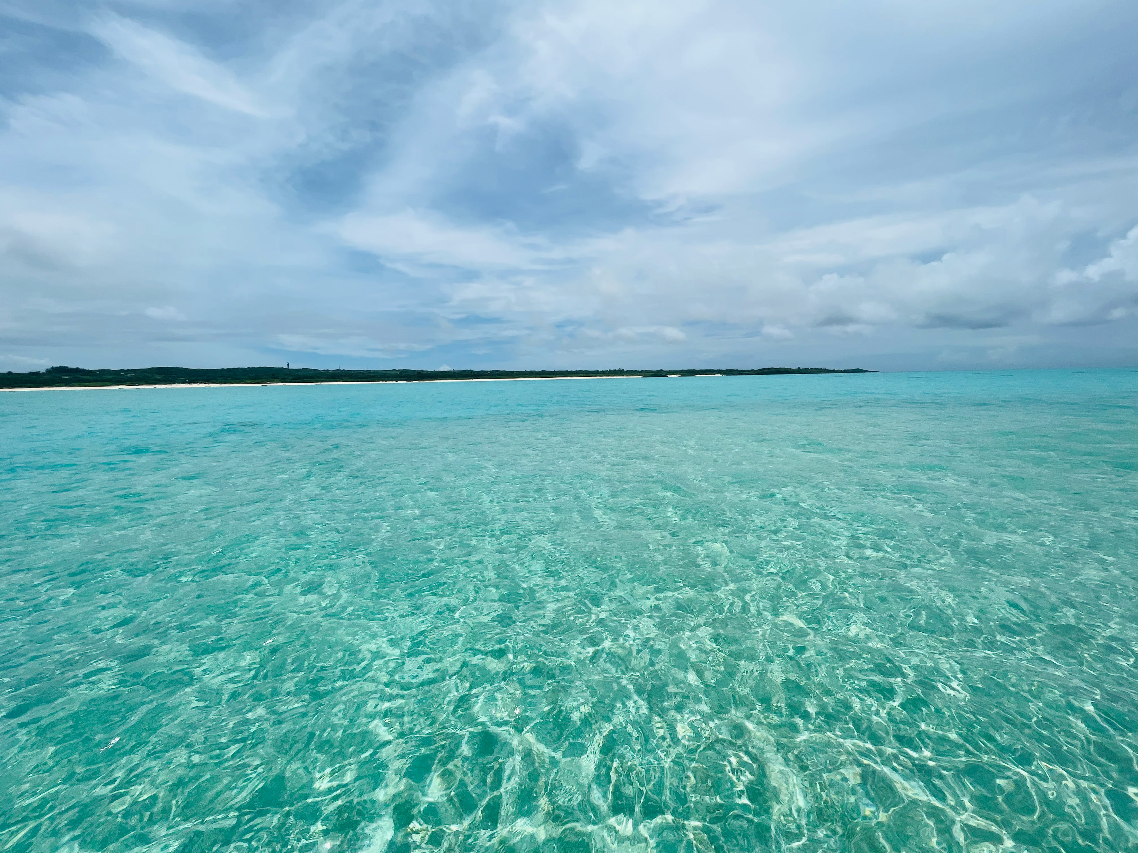 Agua turquesa clara con un cielo sereno