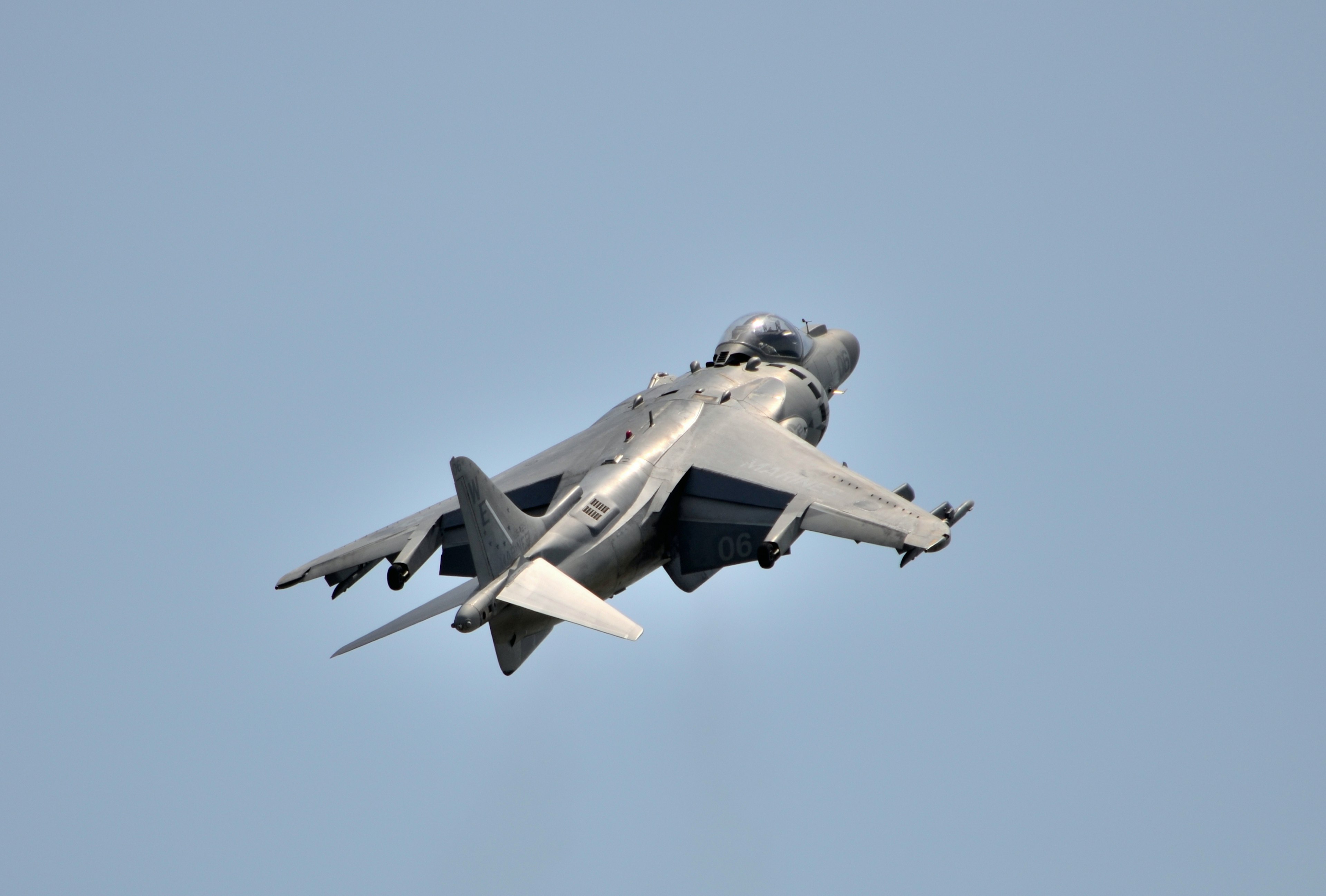 Avion militaire volant haut dans le ciel vu de l'arrière