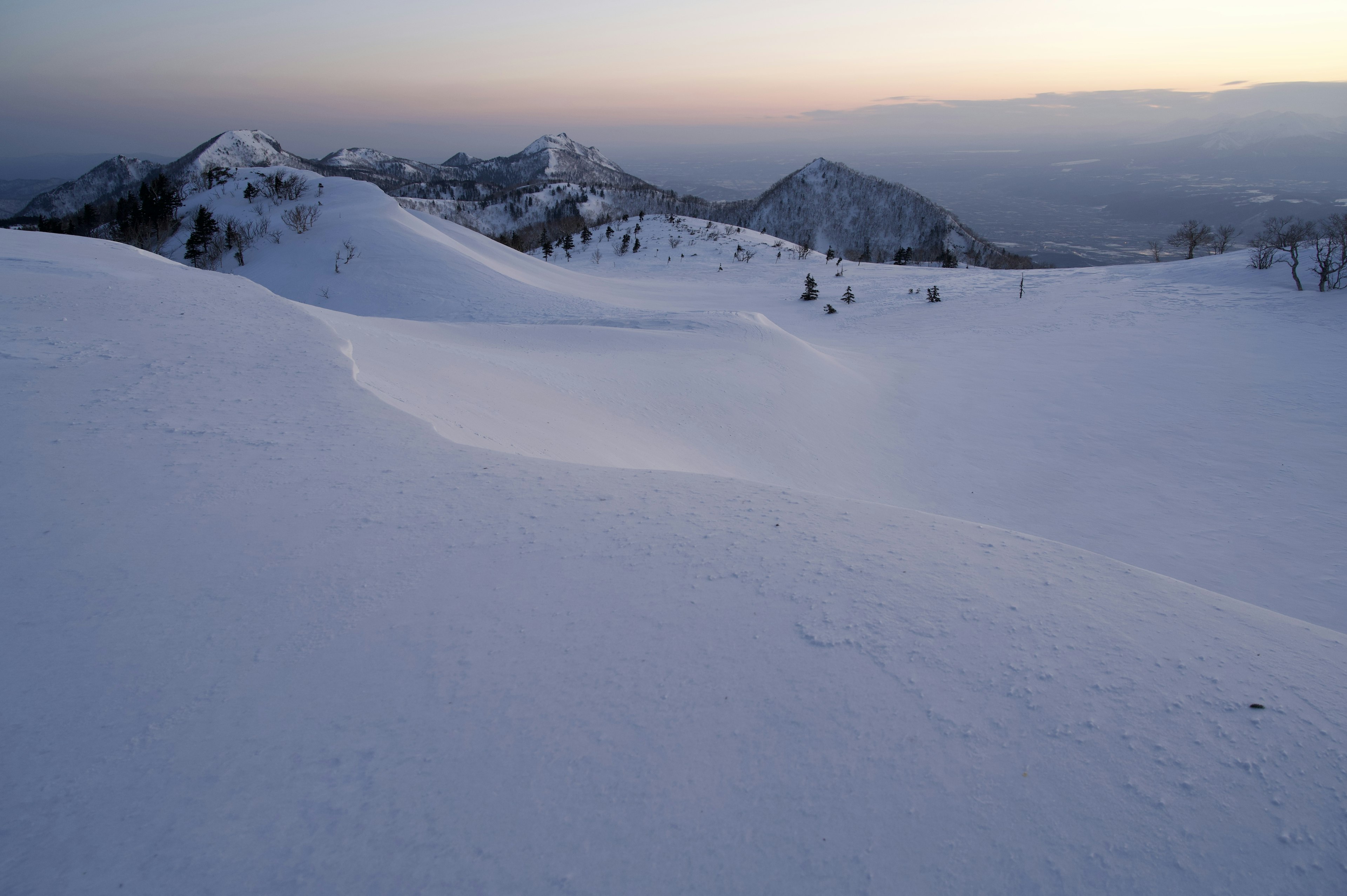 Paesaggio montano coperto di neve luce soffusa del crepuscolo