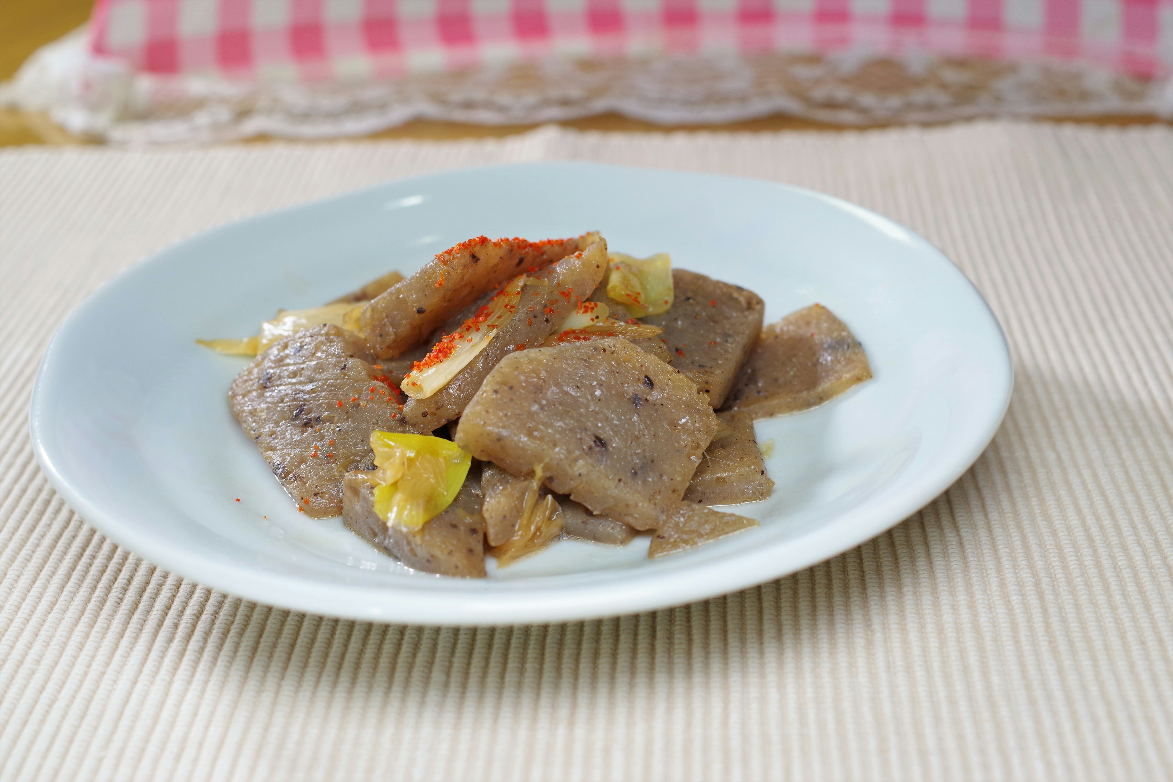 Un piatto di cibo con ingredienti affettati e verdure colorate