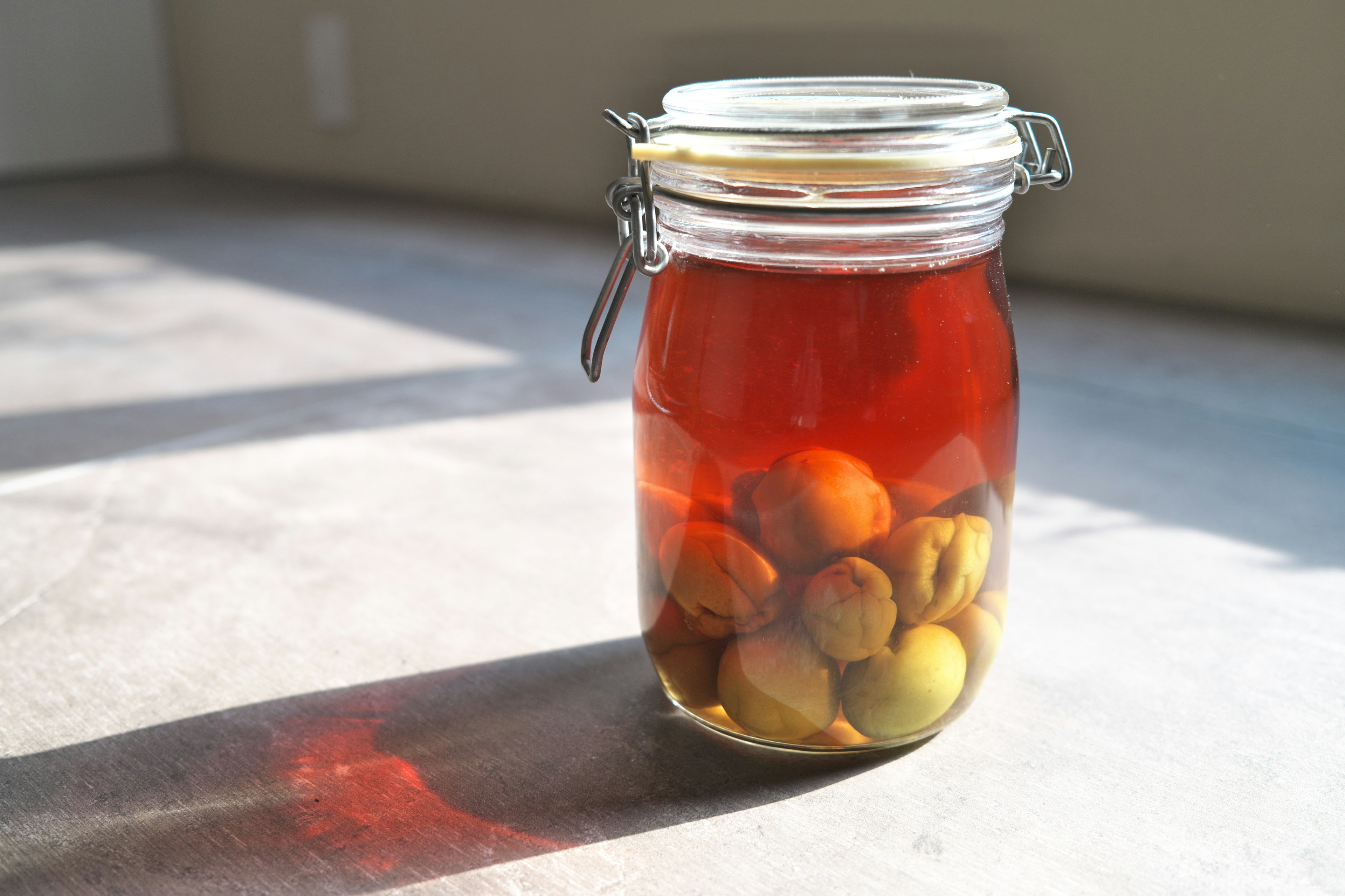 Bunte Fruchtkonserven in einem klaren Glas