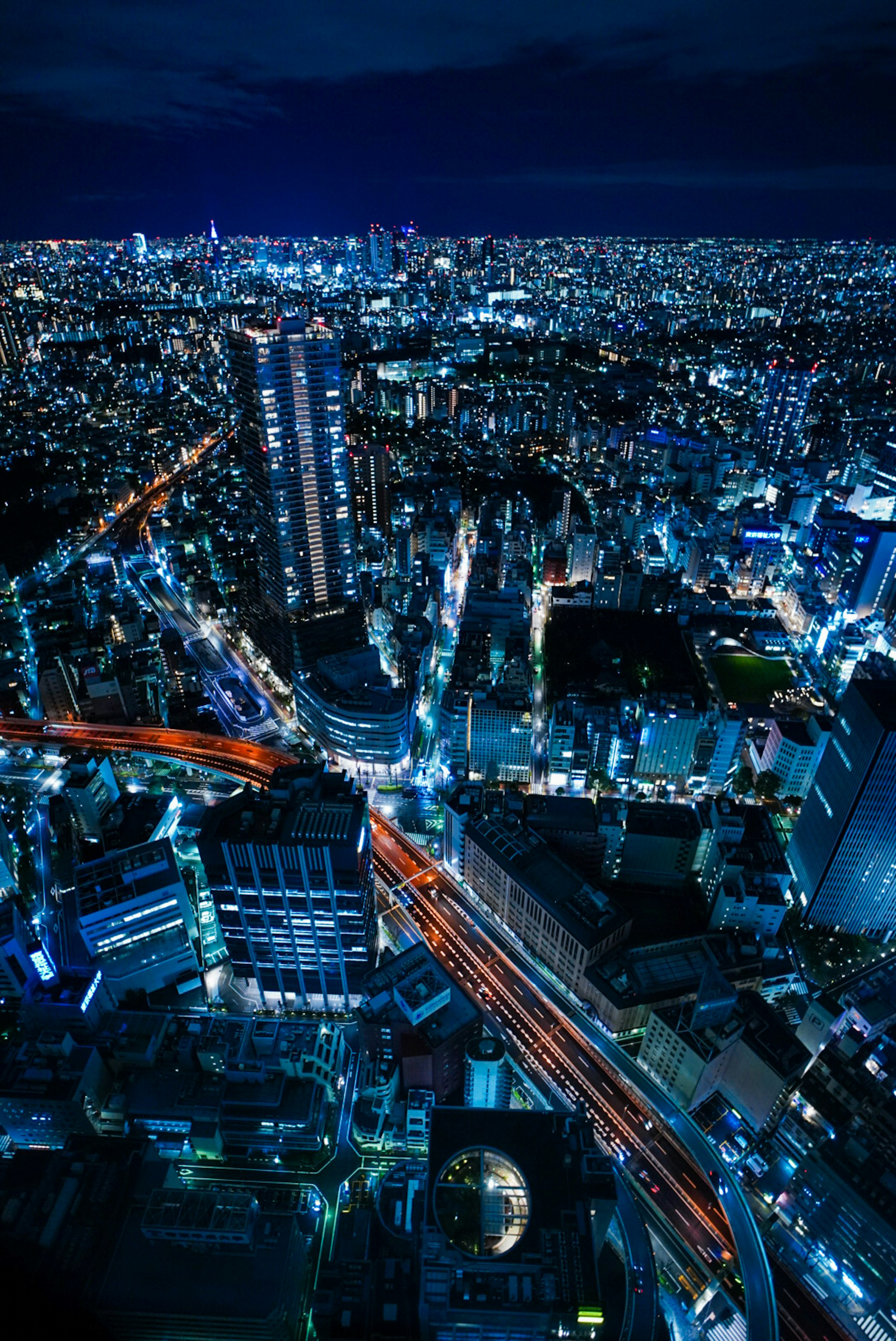 東京の夜景の高層ビル群と交通の流れ