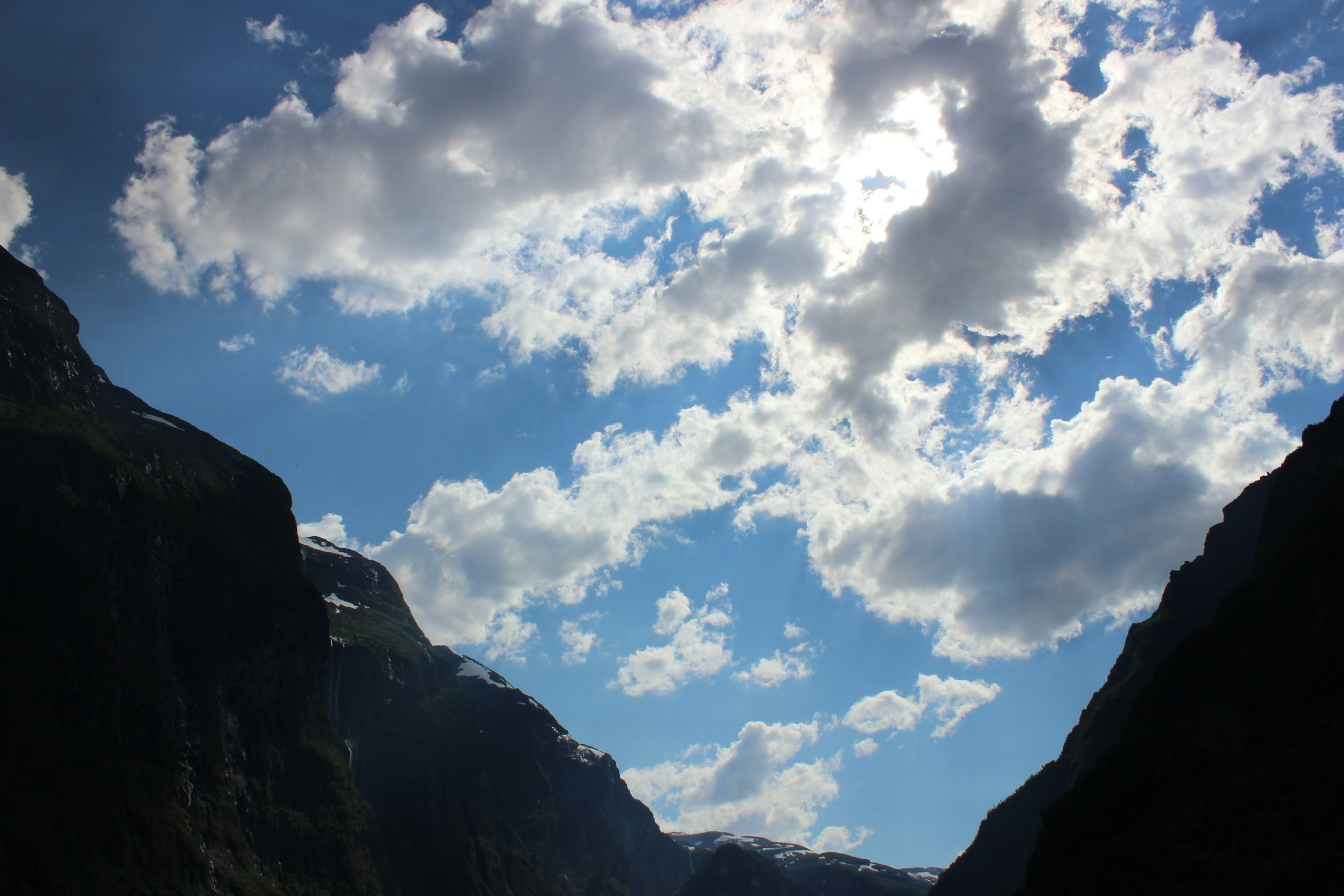 Paisaje montañoso con cielo azul y nubes blancas