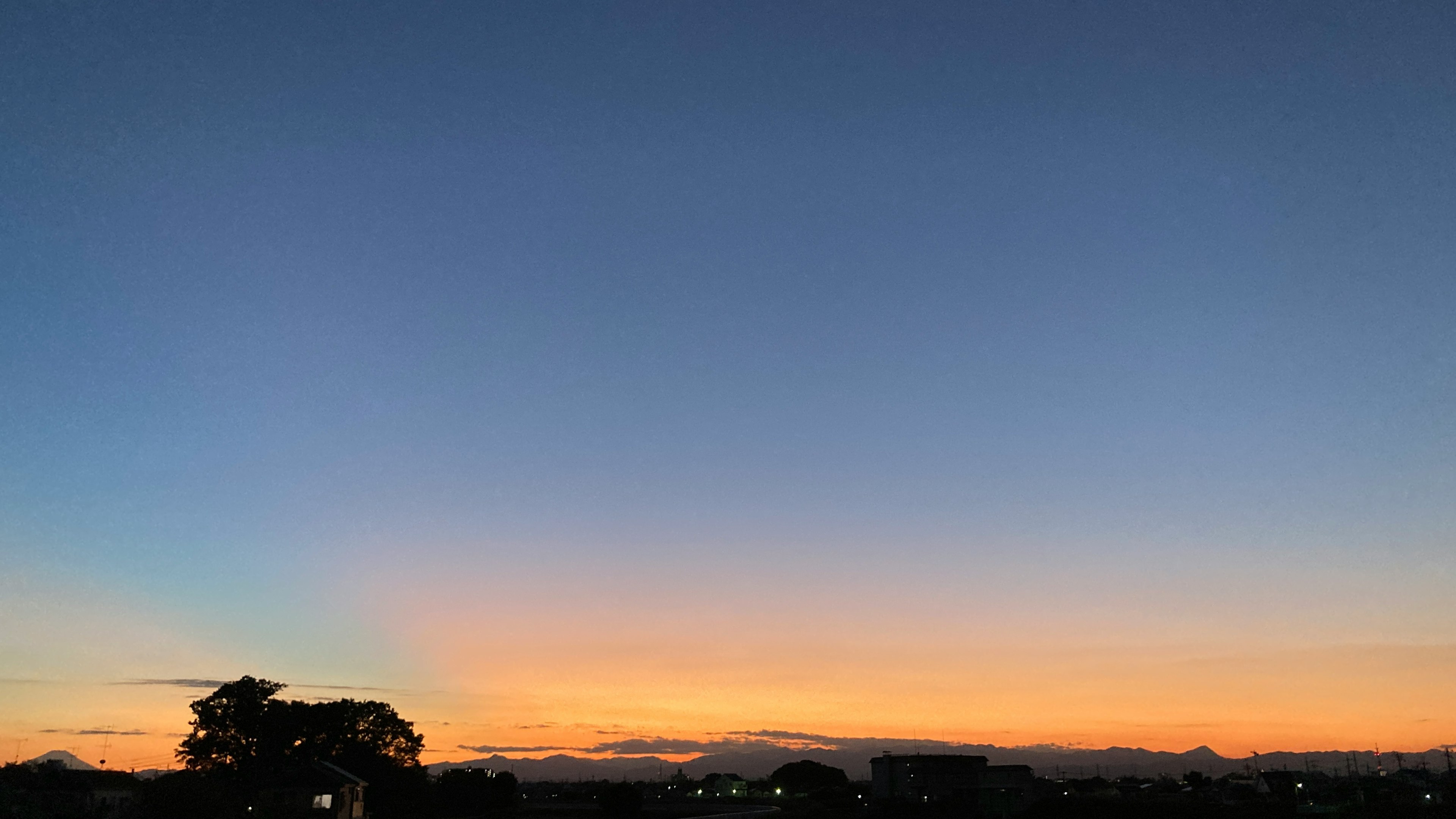 Langit senja yang indah dengan siluet pegunungan