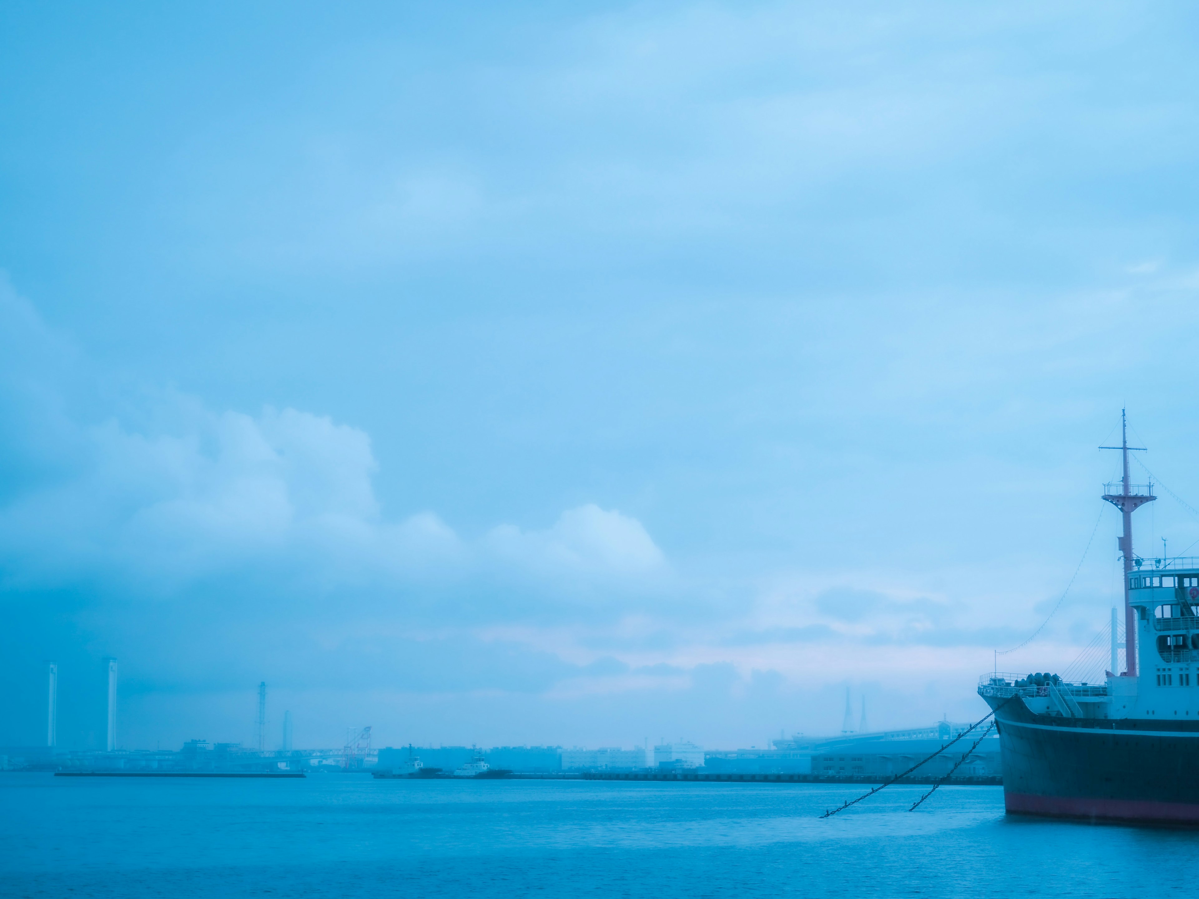 Ein Schiff, das vor einem blauen Meer- und Himmelshorizont angedockt ist