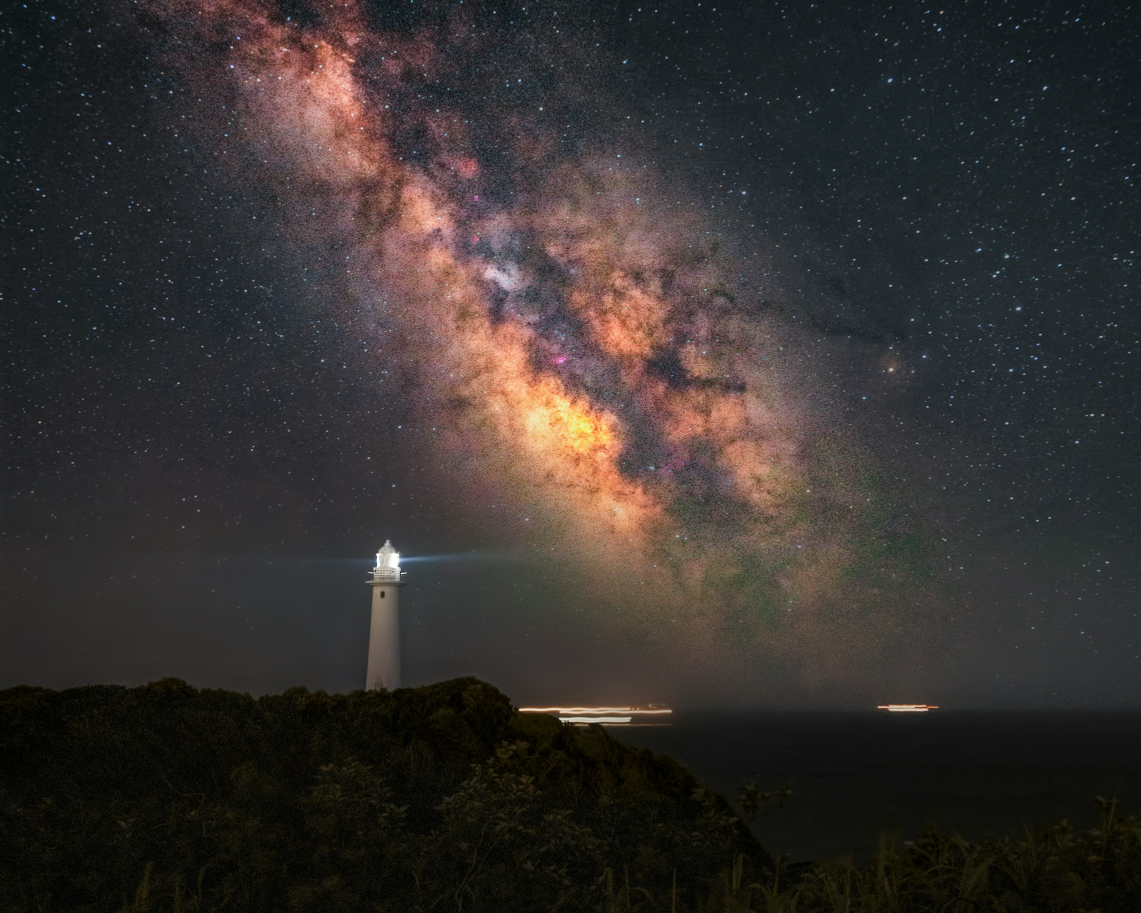 Hermosa vista de la Vía Láctea y un faro bajo el cielo nocturno