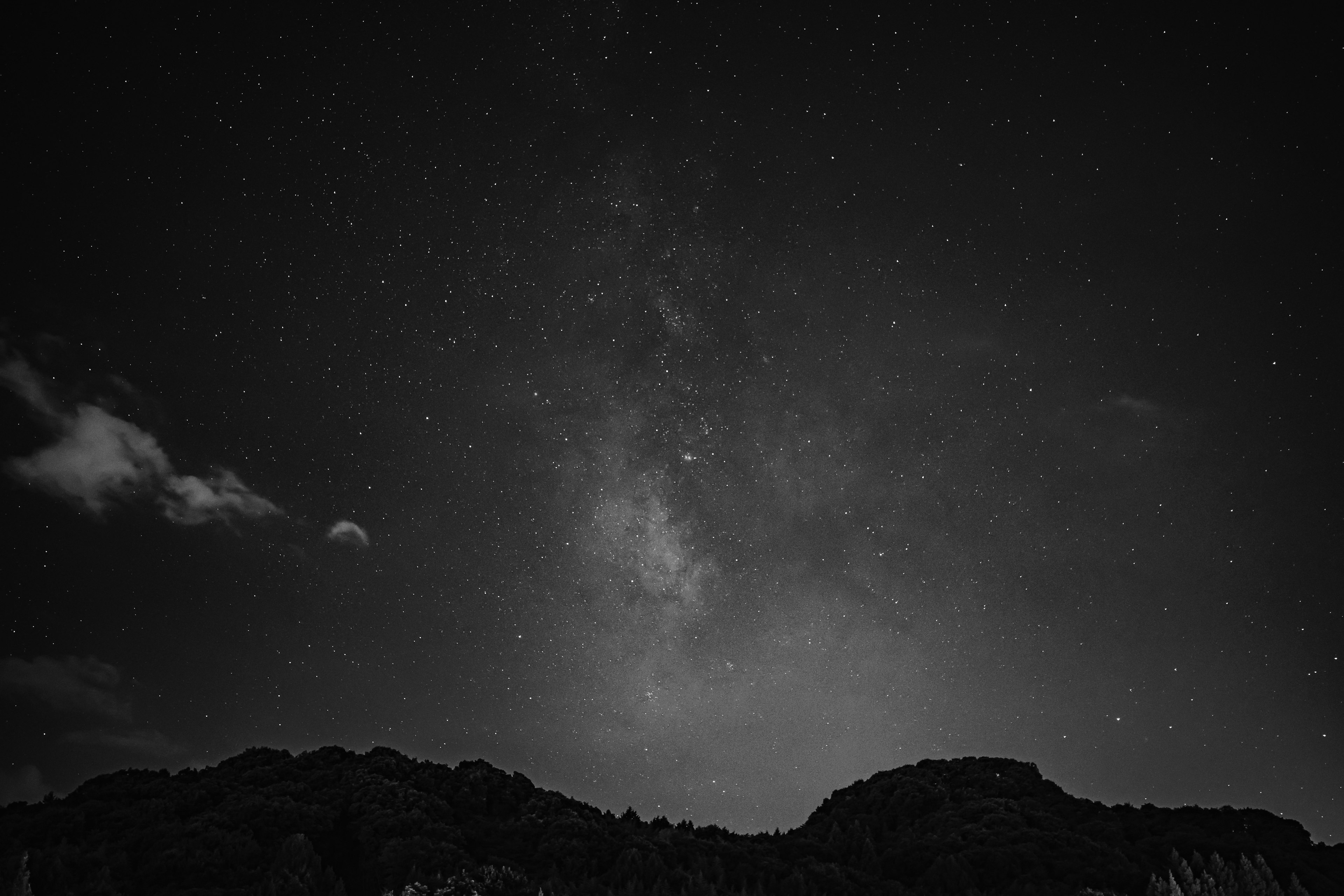 Pemandangan indah langit malam berbintang dengan Galaksi Bimasakti