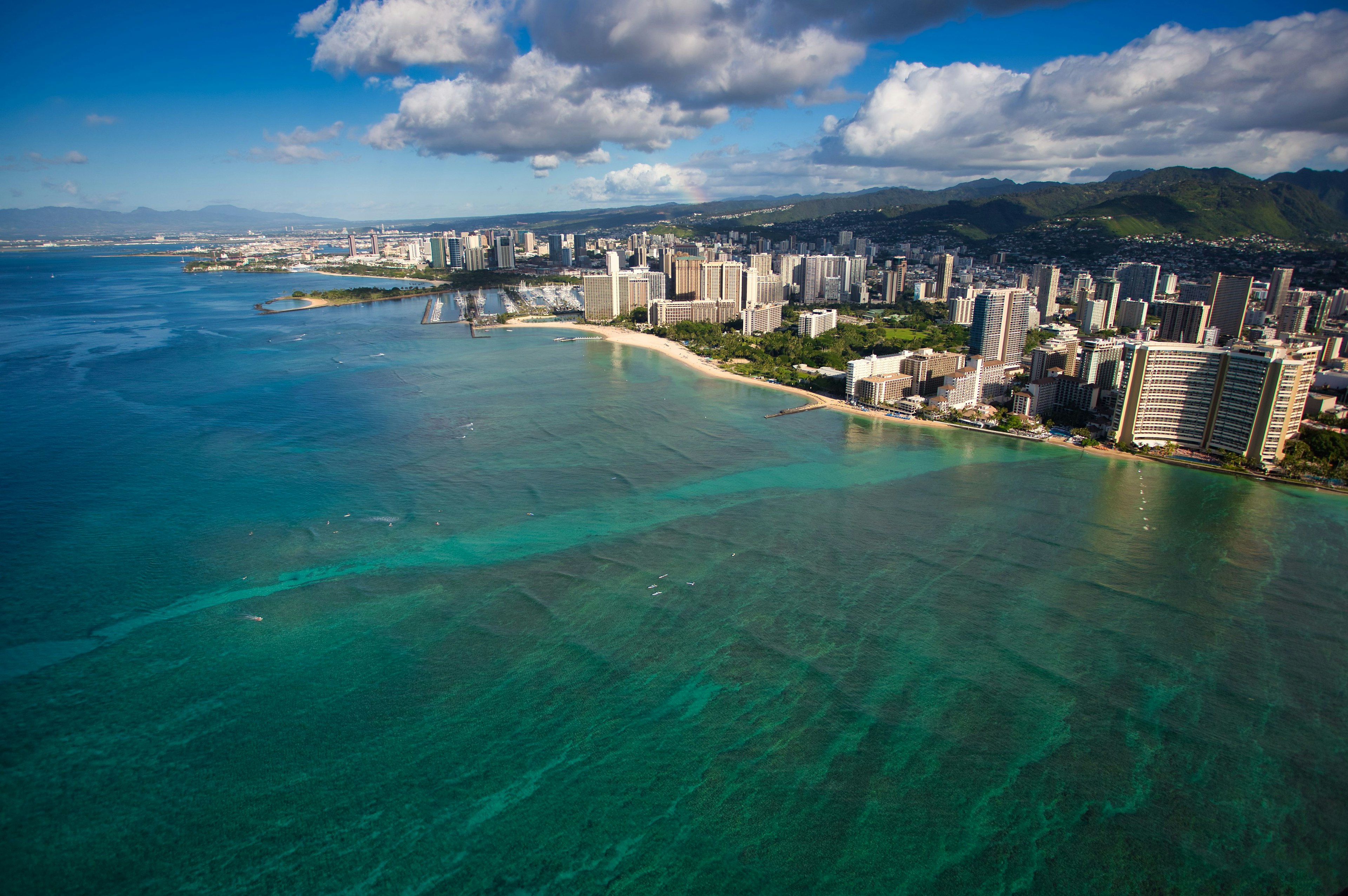 威基基海滩的鸟瞰图，碧蓝的海水和建筑物