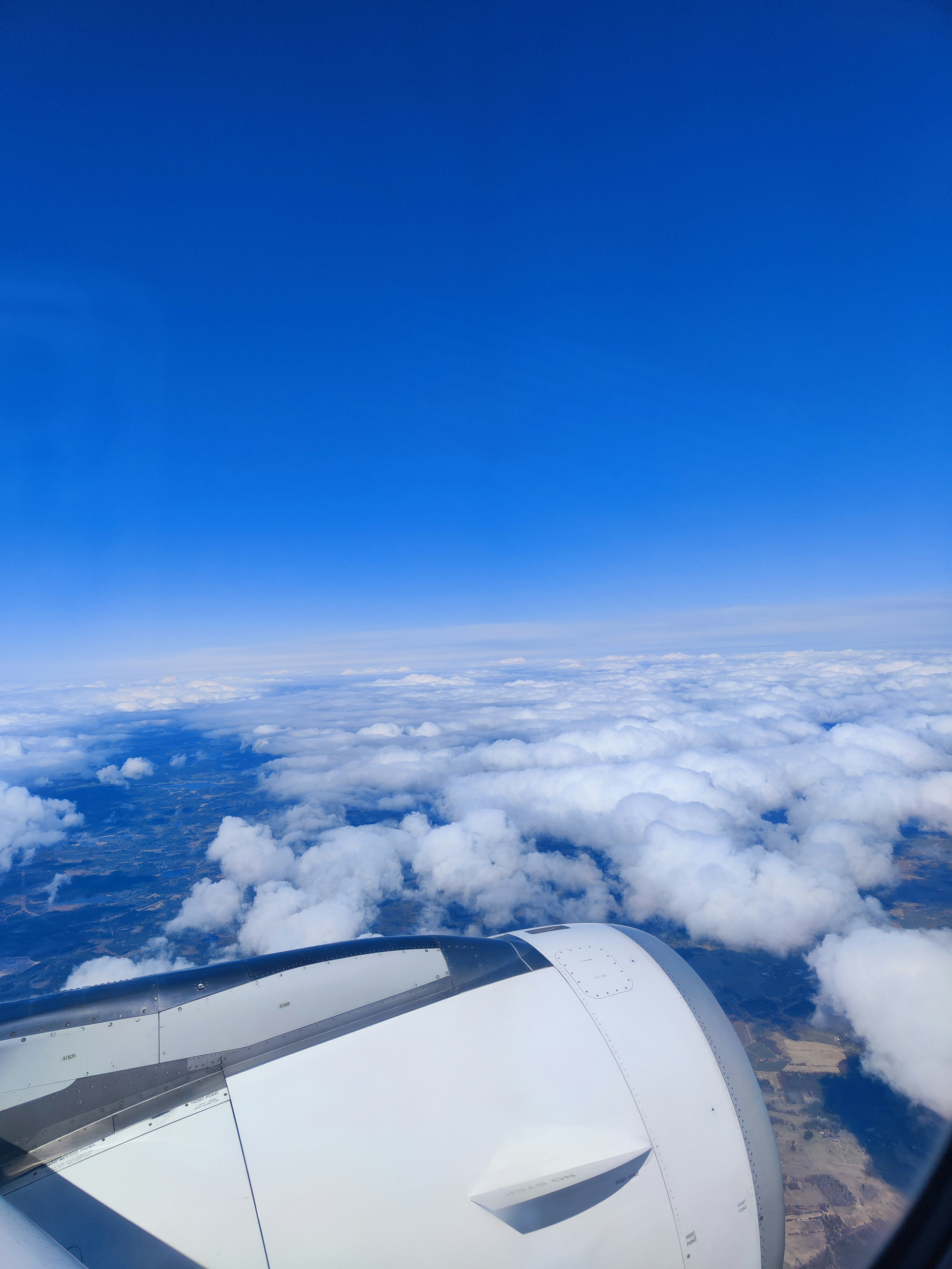 Motor de avión con nubes y cielo azul