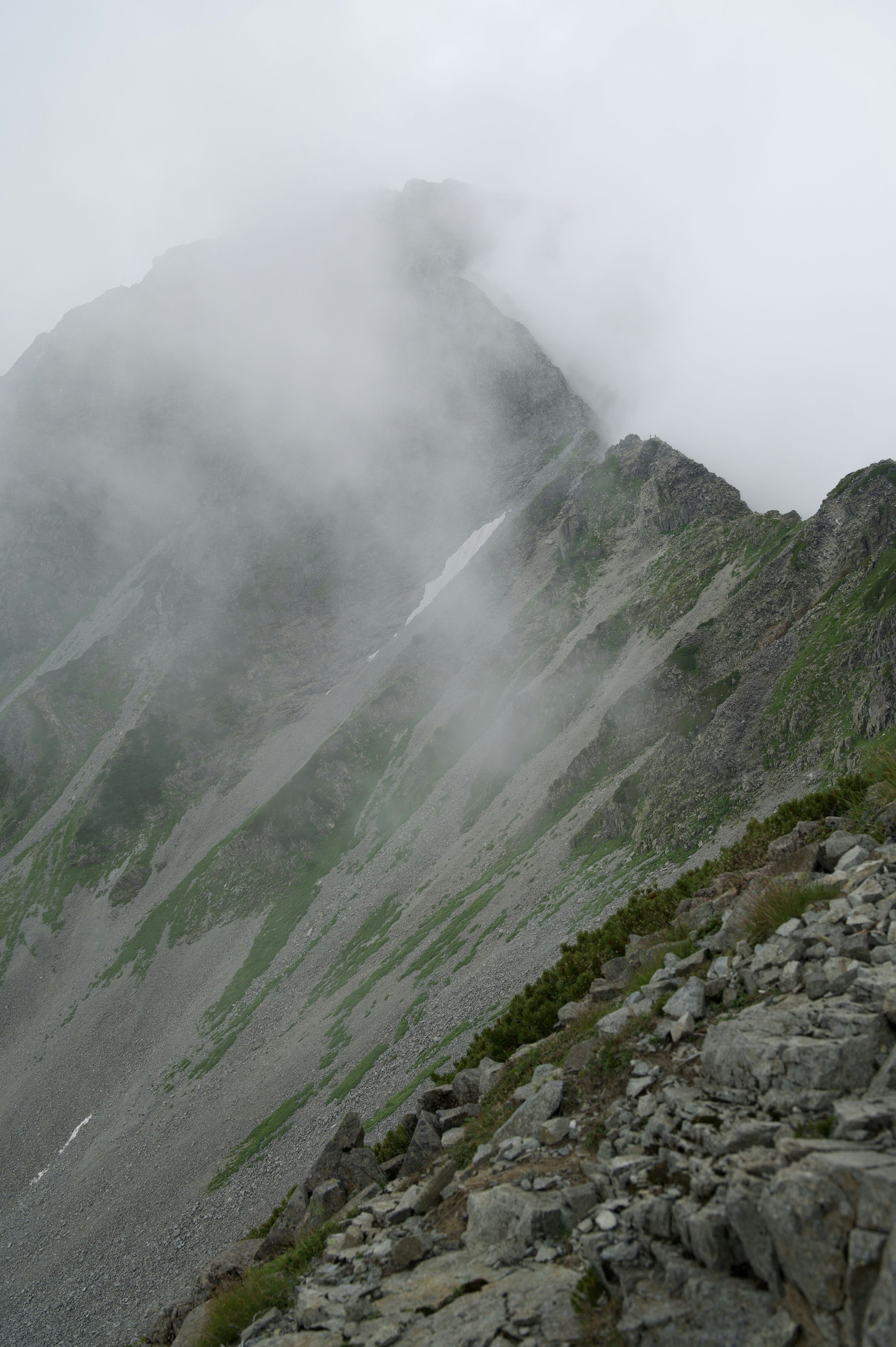 霧に覆われた山の風景と岩の道