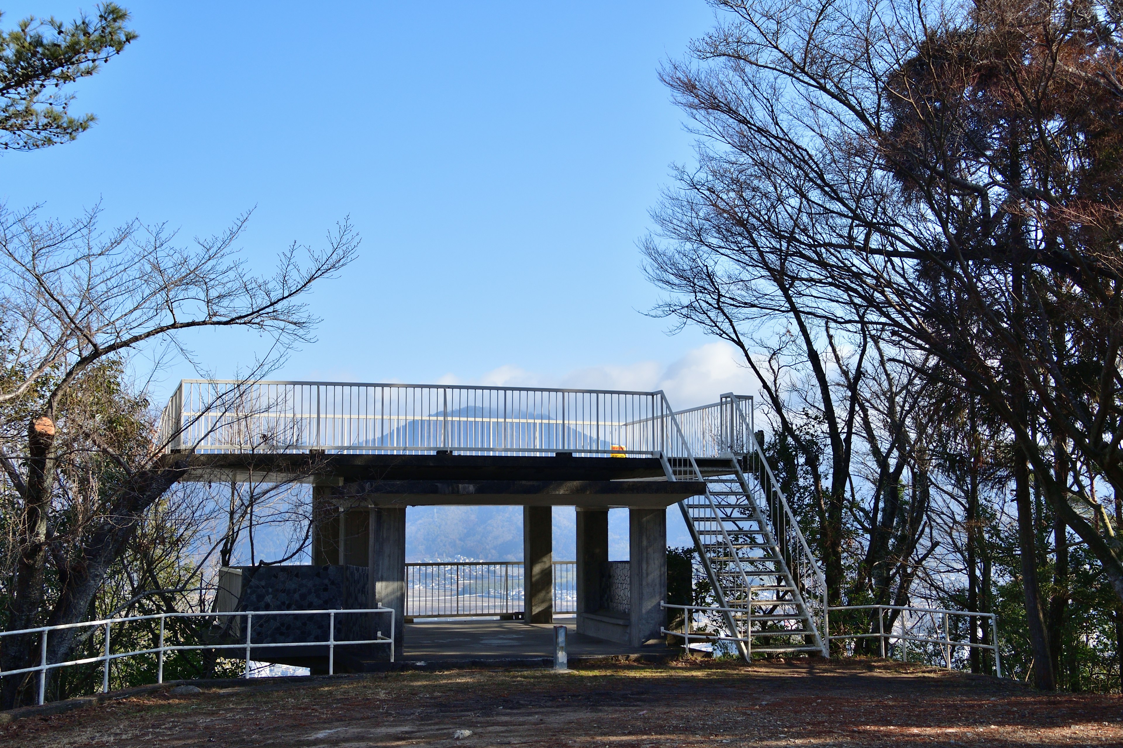 山の眺望が楽しめる展望台と周囲の木々