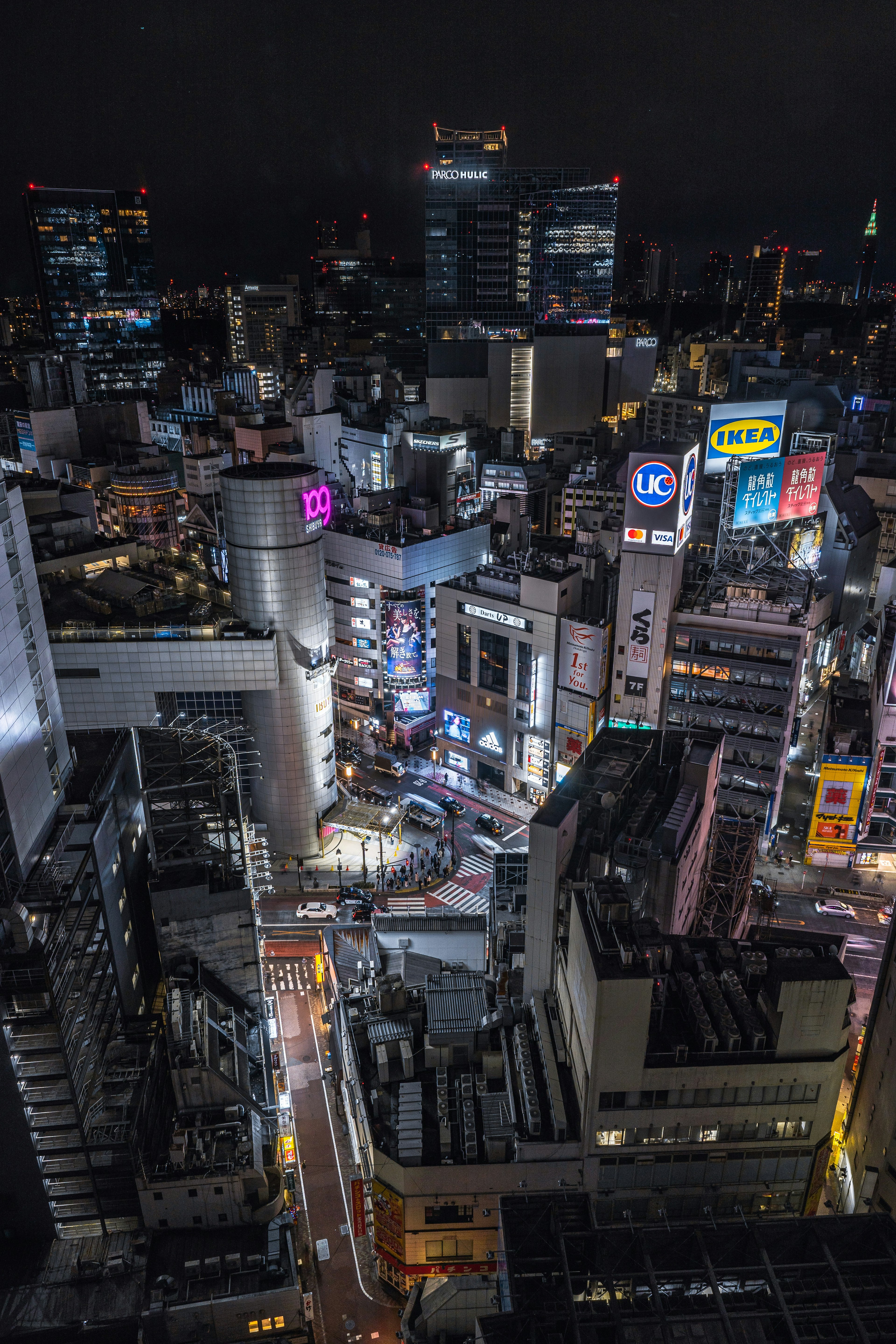 夜の都市景観とネオンの看板が映える渋谷の街