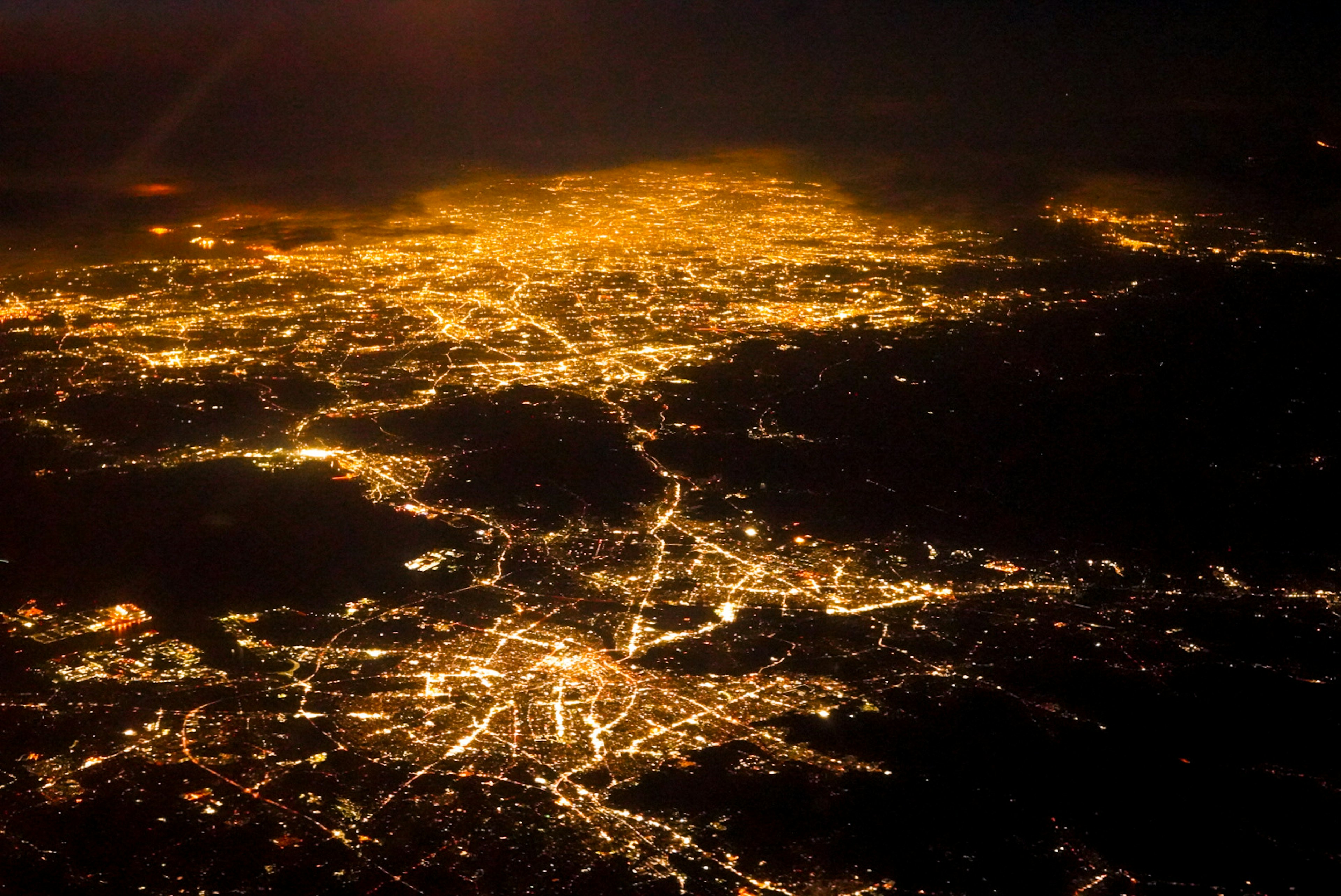 夜晚城市的航空視圖明亮的街燈和道路可見