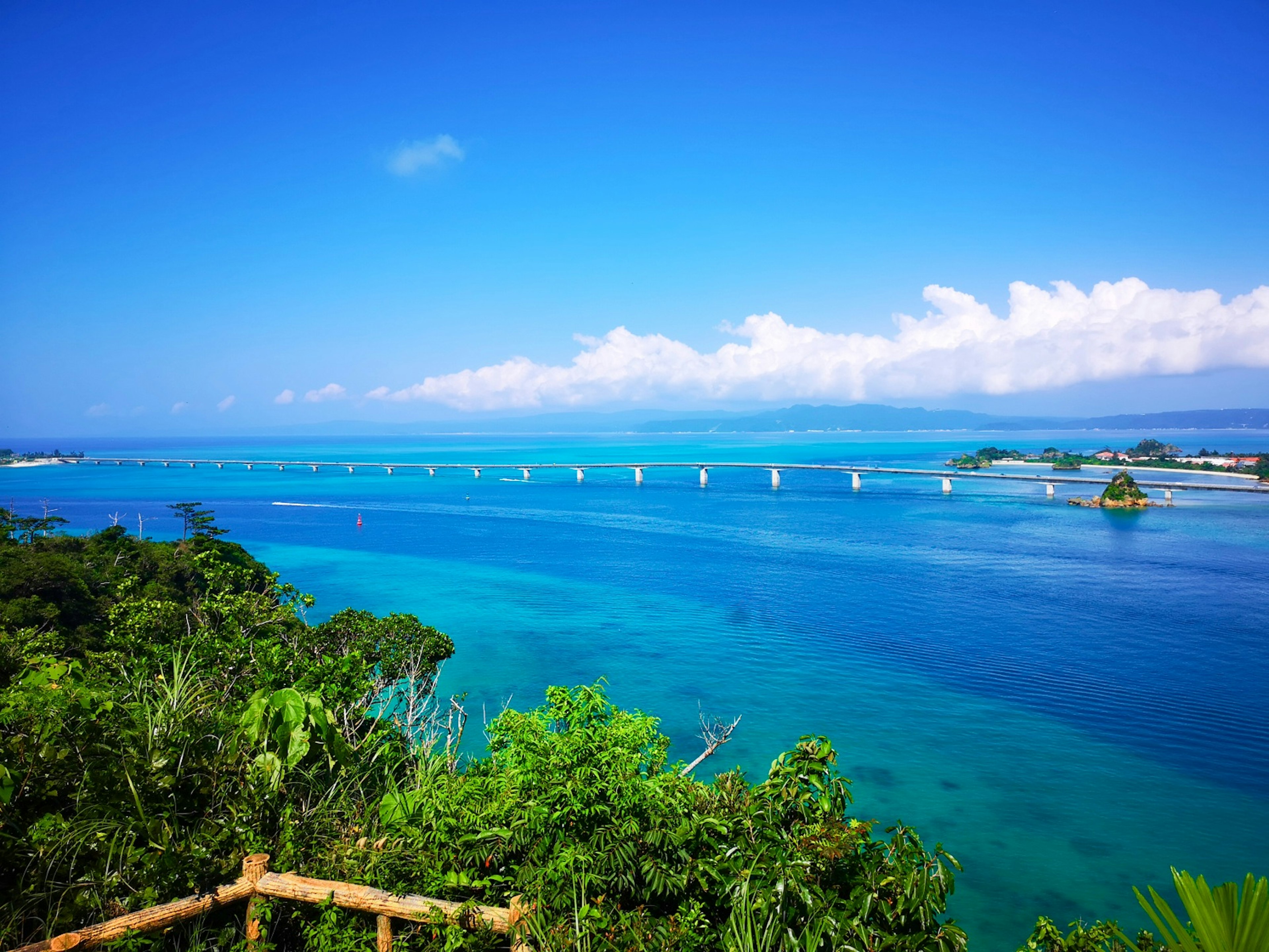 Schöne Landschaft mit blauem Meer und einer Brücke