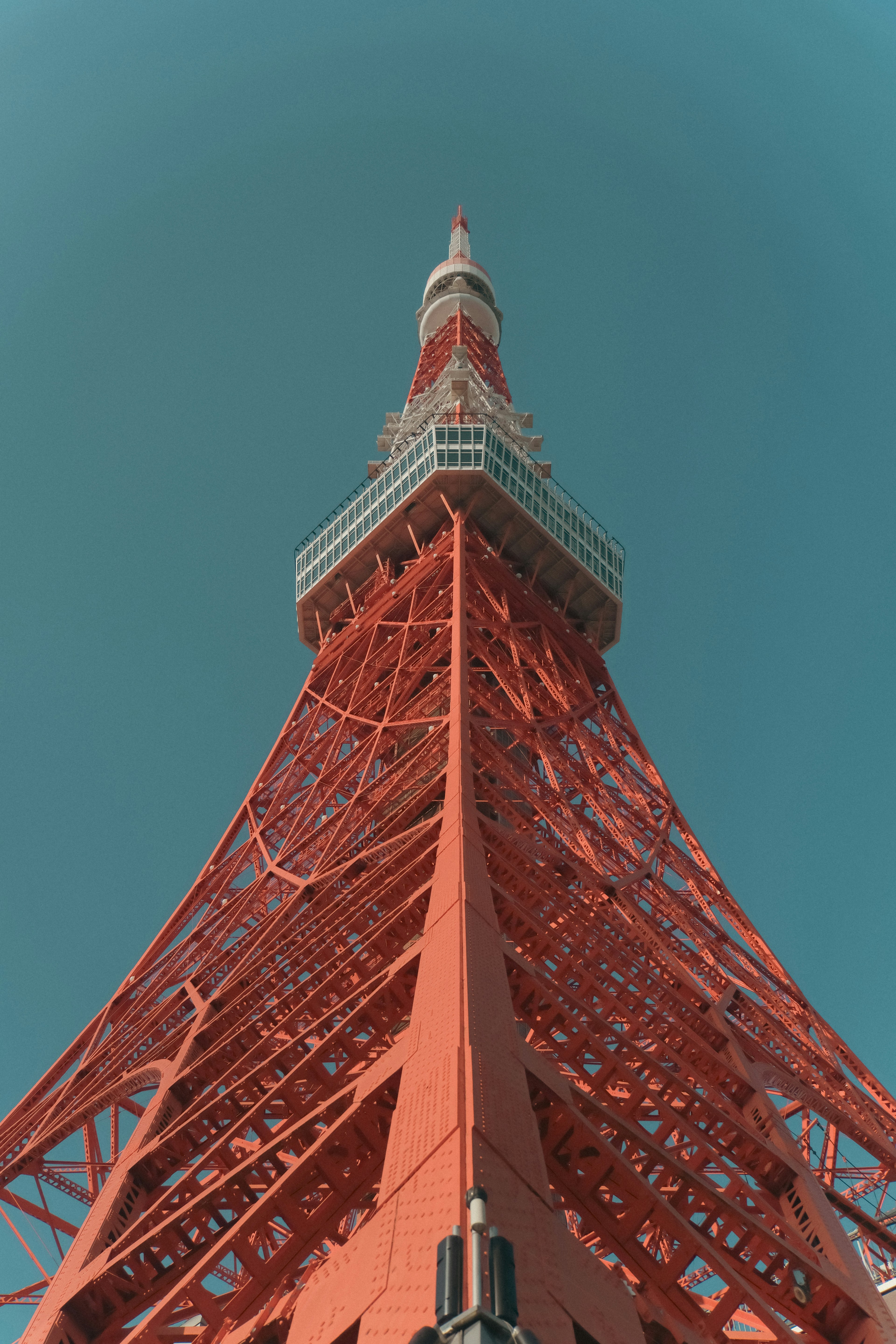 Vue de la Tour de Tokyo depuis le bas mettant en avant sa structure orange vif