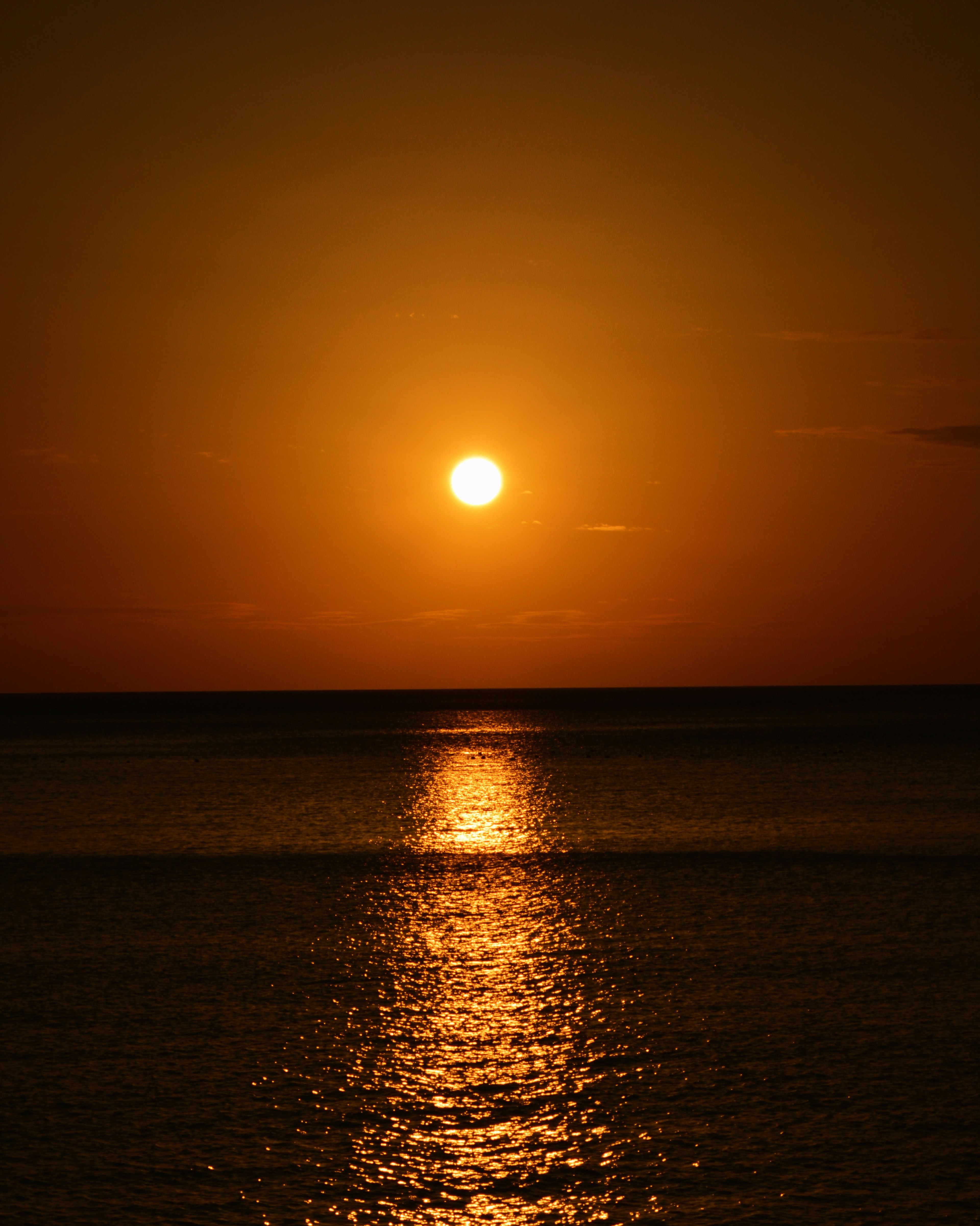 Hermoso atardecer reflejándose en el océano